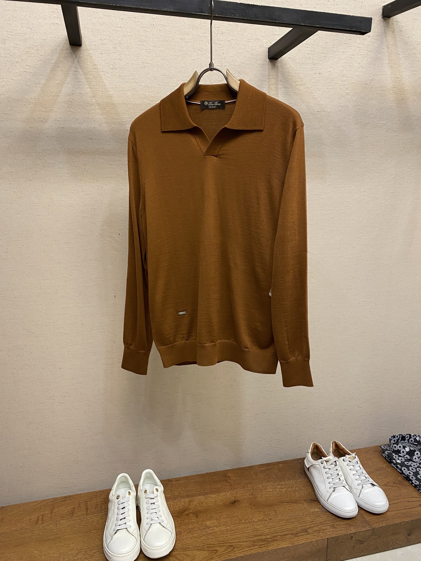 NO:550004,LP, 2025 new autumn and winter LP scissor collar long-sleeved Polo shirt uses 16.5 micron ultra-fine wool luxury royal yarn close-fitting skin-friendly (wool) custom yarn exclusive nameplate Deep sea black shell material High-end full sense Unique scissor collar design Collar edge cylinder pressing The three-dimensional feeling is increased while strengthening the collar edge, not easy to deform. The rear middle collar position has made a four-hole needle needle effect. The textured visual effect is enhanced and the skin is enhanced. The upper body is three-dimensional and stylish. Only the upper body feels you will find that the collar shape of the scissor collar can be so stylish. 16-needle imported horizontal woven. The tightest tissue. The clothes you get are worth it. Autumn and winter must-have Size M-4xl Color black Caramel Klein blue Beige M-clothes length 67 bust 100 shoulder width 41.5  L-length 68 bust 104 shoulder width 43 XL-length 70 bust 108 shoulder width 44.5 2XL-length 72 bust 112 shoulder width 46 3XL-length 74 bust 116 shoulder width 47.5 4XL-length 75 bust 120 shoulder width 49, loro piano, alexander wang19860909LP,2025秋冬新款 LP剪刀领长袖Polo衫 采用16.5微米 超细丝光羊毛 奢侈品御用纱线贴身亲肤舒适（羊毛）定制纱线专属铭牌 深海黑贝壳材质 高级感拉满 独特的剪刀领设计 领边圆筒压边 立体感增加的同时 又加固了领边 不易变形 后中领位置 做了领四孔针密针效果 有质感的视觉效果 又加强了骨感 上身立体有型 只有上身感受 你会发觉 剪刀领的领型也能如此有型 16针进口横机织 最紧密组织 到手的衣服有份量 秋冬必入款 尺码M-4xl 颜色黑色 焦糖 克莱因蓝 米白 M衣长67胸围100肩宽41.5 L衣长68胸围104肩宽43 XL衣长70胸围108肩宽44.5 2XL衣长72胸围112肩宽46 3XL衣长74胸围116肩宽47.5 4XL衣长75胸围120肩宽49,,loro piana,alexander wang,Men's clothing