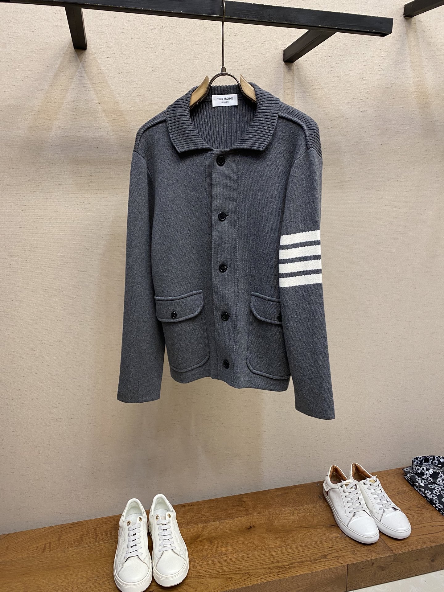 NO:549974,Thome brown TB The latest thickened jacket this year, Polo lapel jacket, classic four-bar + front flip large pocket oblique rear thread design, 12-pin thick double-sided four-stand texture, not easy to pill and not easily deformed, the style is H-shaped, not picky about body shape, material is wool + cotton, blended Size M-2xl Color gray, beige, navy,, jackets & coats, jackets & coats, alexander wang19860909Thome brown TB 今年最新款加厚外套 ,Polo翻领夹克外套 经典四条杠+前翻盖大口袋斜后螺纹设计 12针加厚双面四平理纹 ,不易起球不容易变形 版型是个H型 不挑身材 ,材质是羊毛+棉 混纺而成 尺码M-2xl 颜色灰色,米白,藏青,,jackets & coats,jackets & coats,alexander wang,Men's clothing