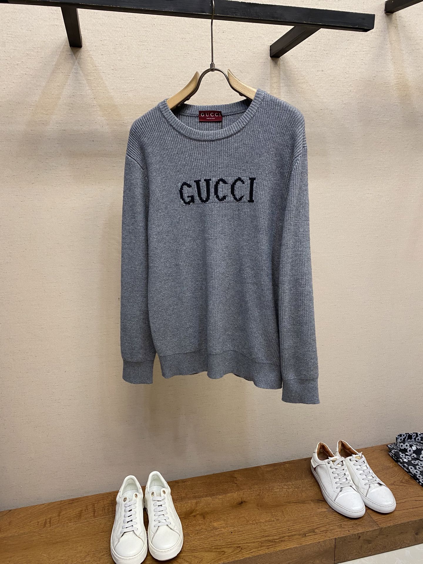 NO:541468,Gucci, 25 autumn and winter new cashmere-blend pullover, Kasy gray cashmere-blend jacquard fabric, chest decoration brand logo jacquard embroidery, ribbed neckline, hem and cuffs, elastic style, shoulder-drop design, same style for men and women, recommended size XS-L,,gucci,alexander wang19860909Gucci、25秋冬新品羊绒混纺套头衫 卡烟灰色羊绒混纺提花面料 胸口饰品牌标识提花刺绣 罗纹领口、下摆和袖口 弹力版型 落肩设计 男女同款 推荐入手 尺码XS-L,,gucci,alexander wang,Men's clothing