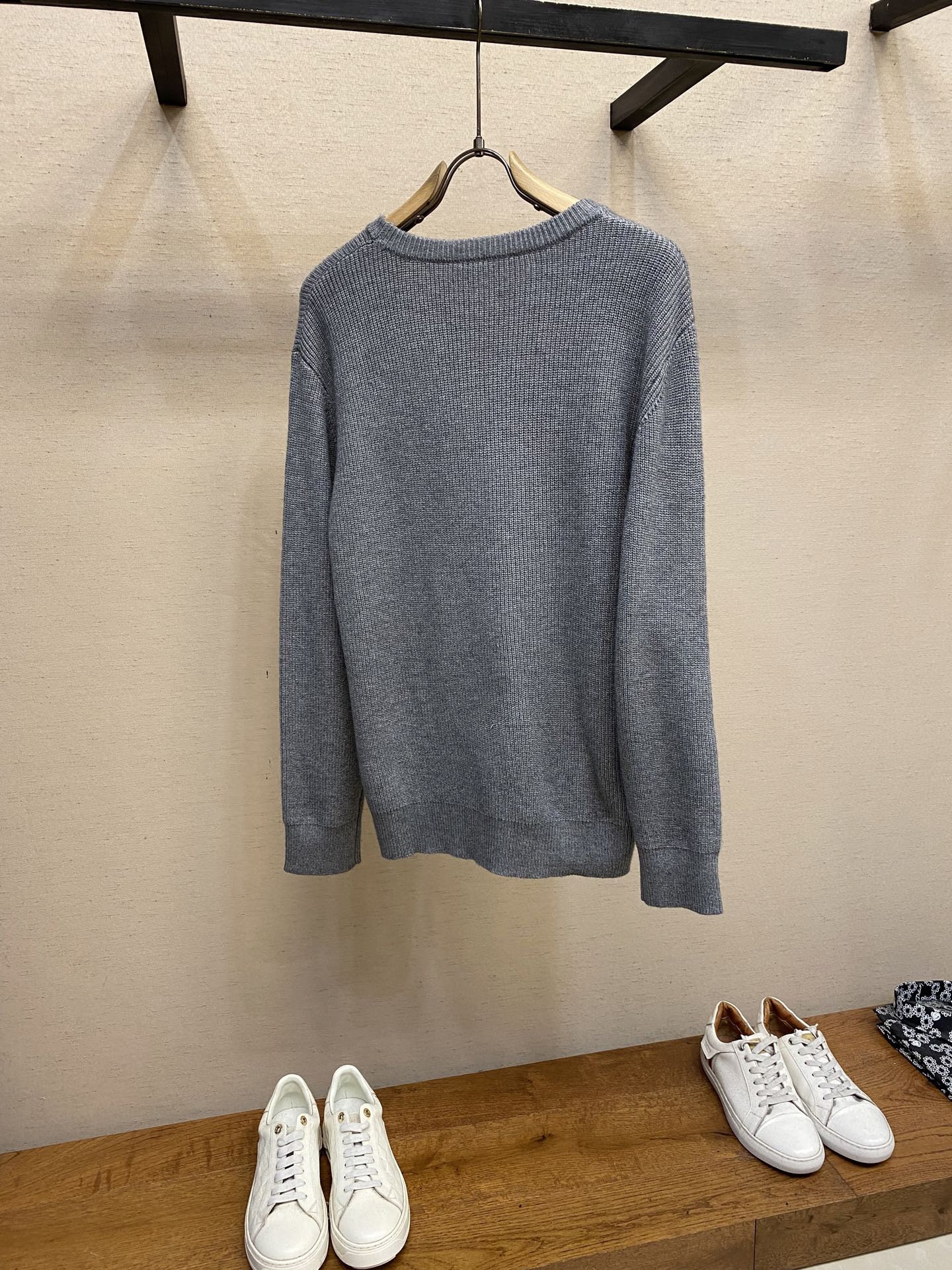 🌟🌟Gucci、25秋冬新品羊绒混纺套头衫卡烟灰色羊绒混纺提花面料胸口饰品牌标识提花刺绣罗纹领口、下摆和