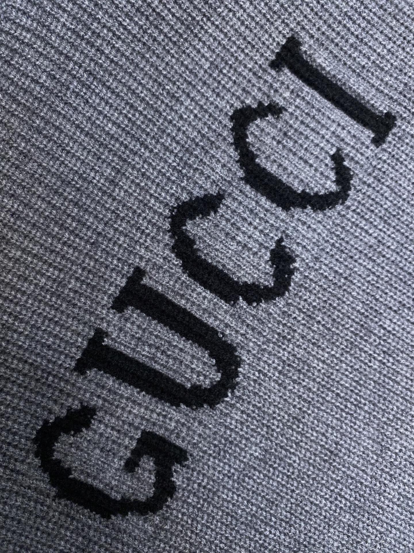 🌟🌟Gucci、25秋冬新品羊绒混纺套头衫卡烟灰色羊绒混纺提花面料胸口饰品牌标识提花刺绣罗纹领口、下摆和