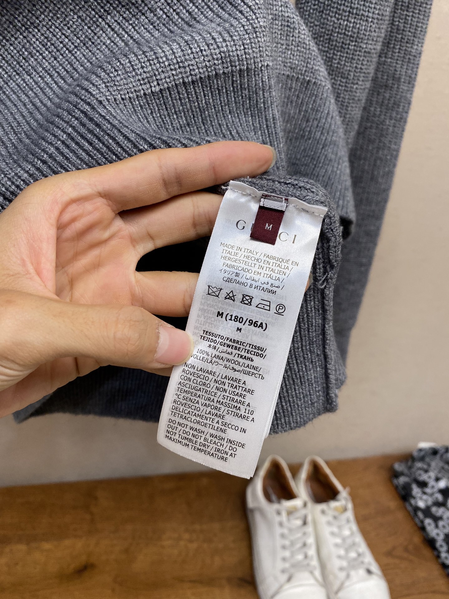 🌟🌟Gucci、25秋冬新品羊绒混纺套头衫卡烟灰色羊绒混纺提花面料胸口饰品牌标识提花刺绣罗纹领口、下摆和