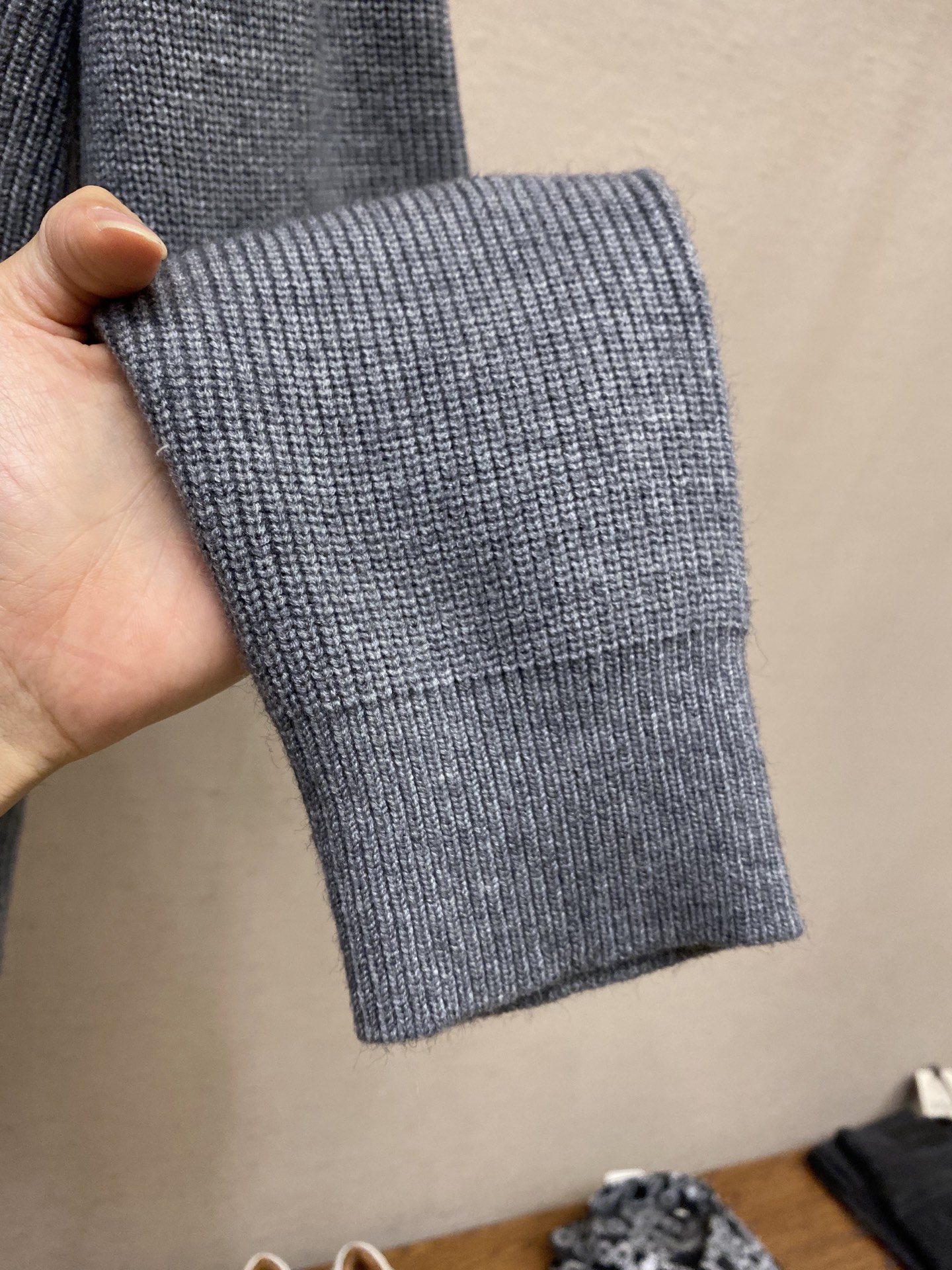 🌟🌟Gucci、25秋冬新品羊绒混纺套头衫卡烟灰色羊绒混纺提花面料胸口饰品牌标识提花刺绣罗纹领口、下摆和