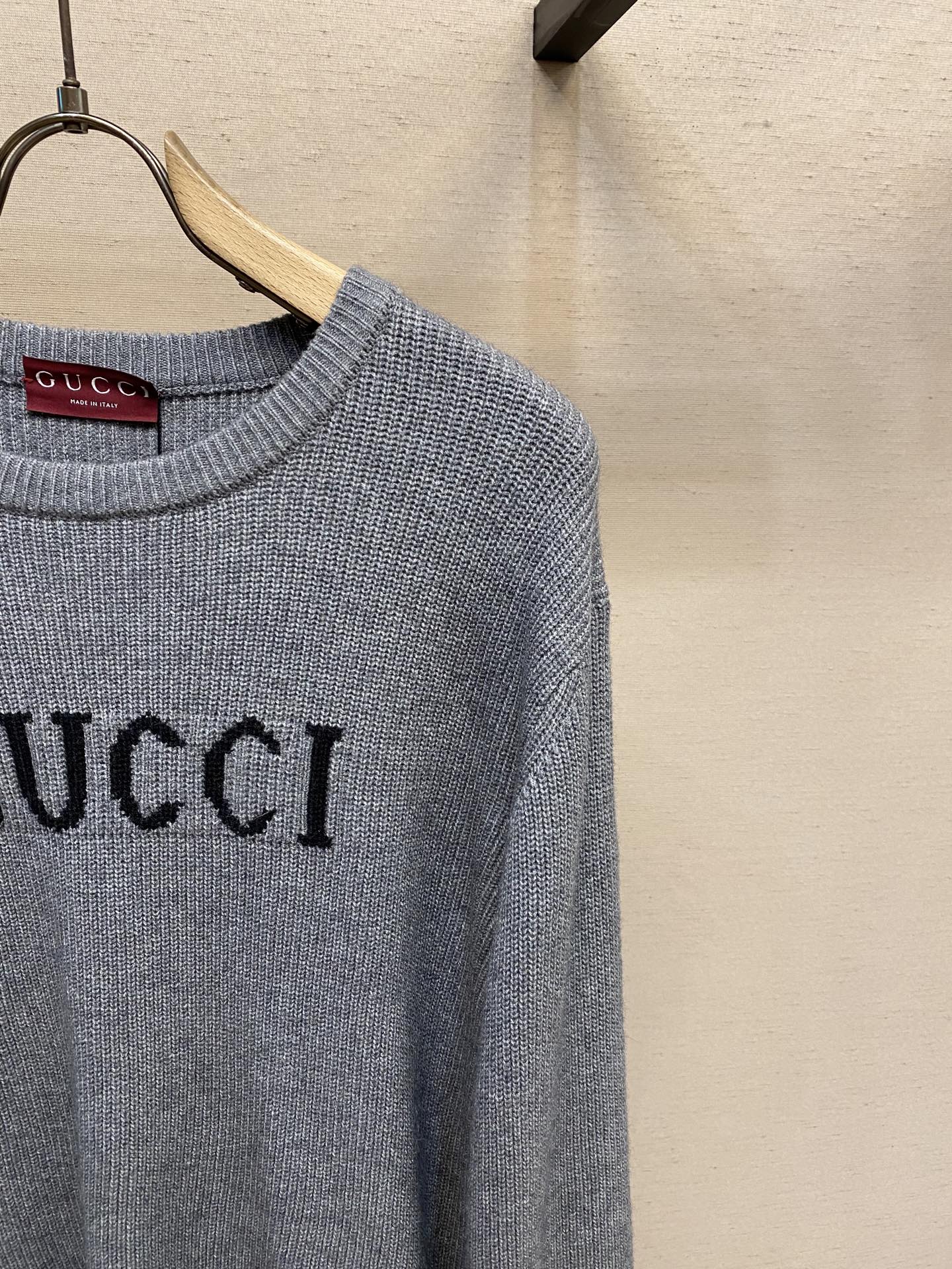 🌟🌟Gucci、25秋冬新品羊绒混纺套头衫卡烟灰色羊绒混纺提花面料胸口饰品牌标识提花刺绣罗纹领口、下摆和