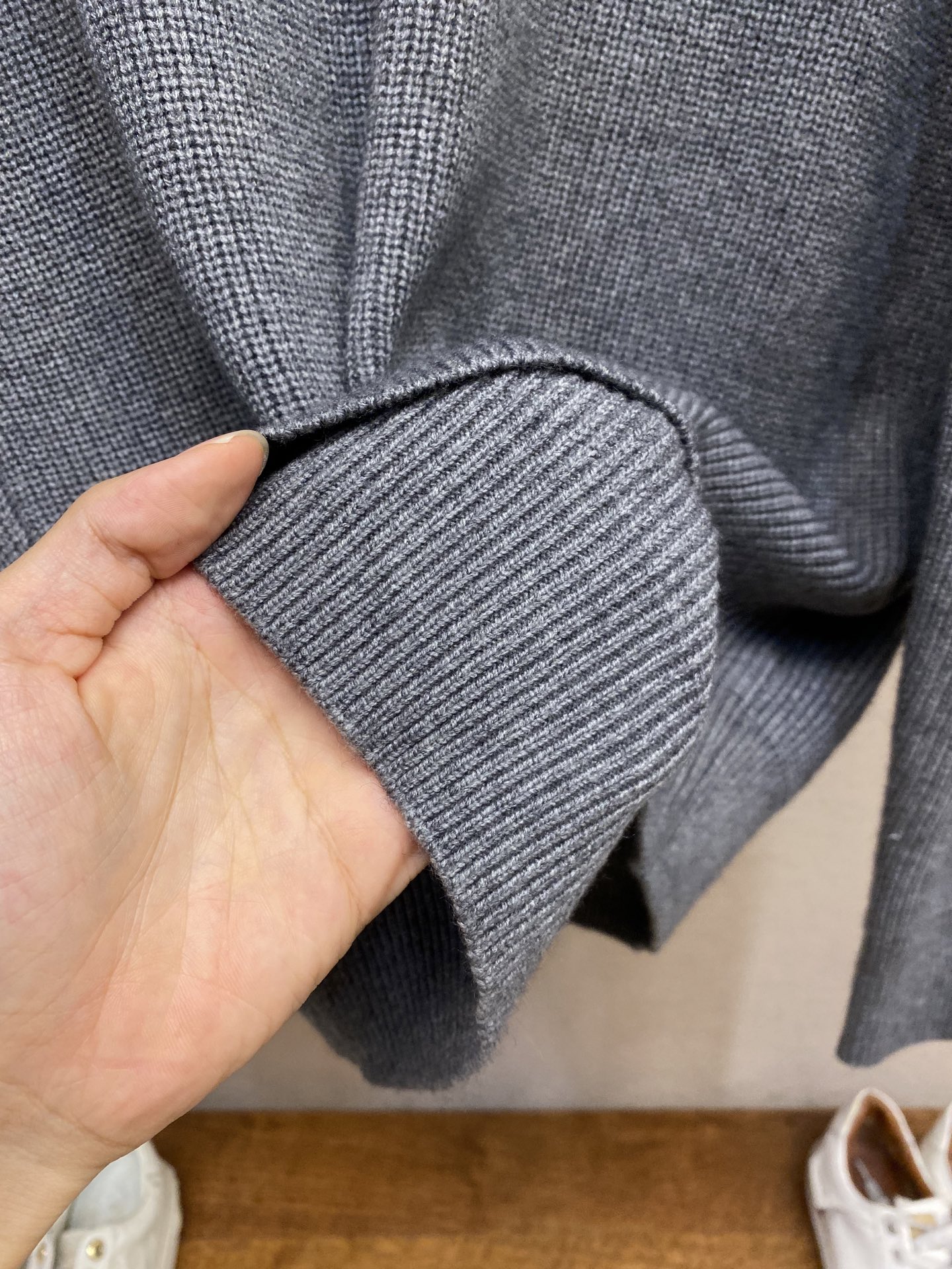 🌟🌟Gucci、25秋冬新品羊绒混纺套头衫卡烟灰色羊绒混纺提花面料胸口饰品牌标识提花刺绣罗纹领口、下摆和