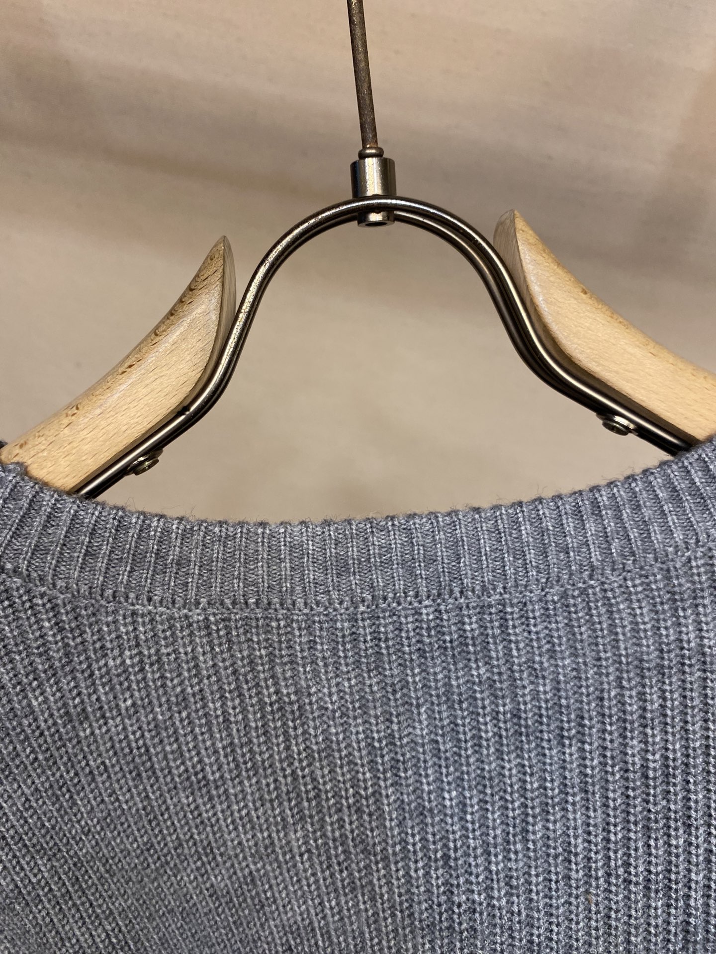 🌟🌟Gucci、25秋冬新品羊绒混纺套头衫卡烟灰色羊绒混纺提花面料胸口饰品牌标识提花刺绣罗纹领口、下摆和