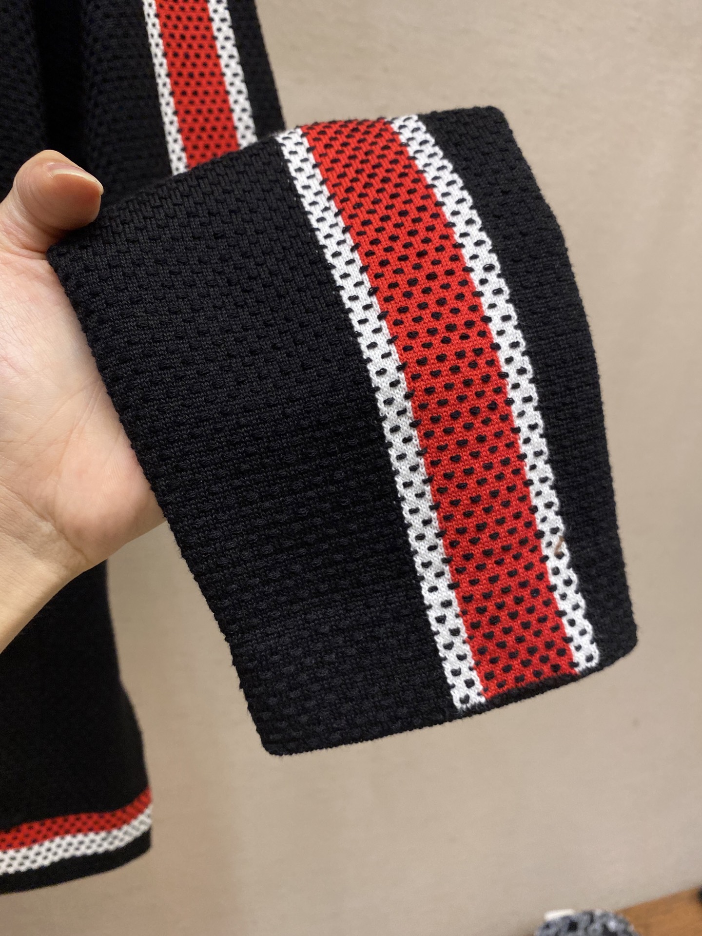 🌟🌟 1v x Nigo 波点图案圆领针织外套本款无领夹克亮相于 2025 秋冬秀场，以嵌花工艺勾勒品牌