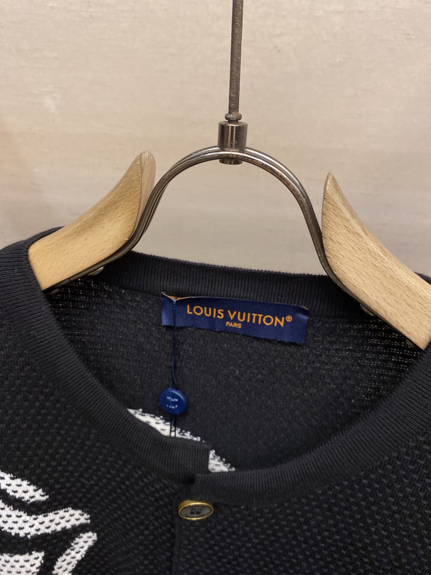 🌟🌟 1v x Nigo 波点图案圆领针织外套本款无领夹克亮相于 2025 秋冬秀场，以嵌花工艺勾勒品牌