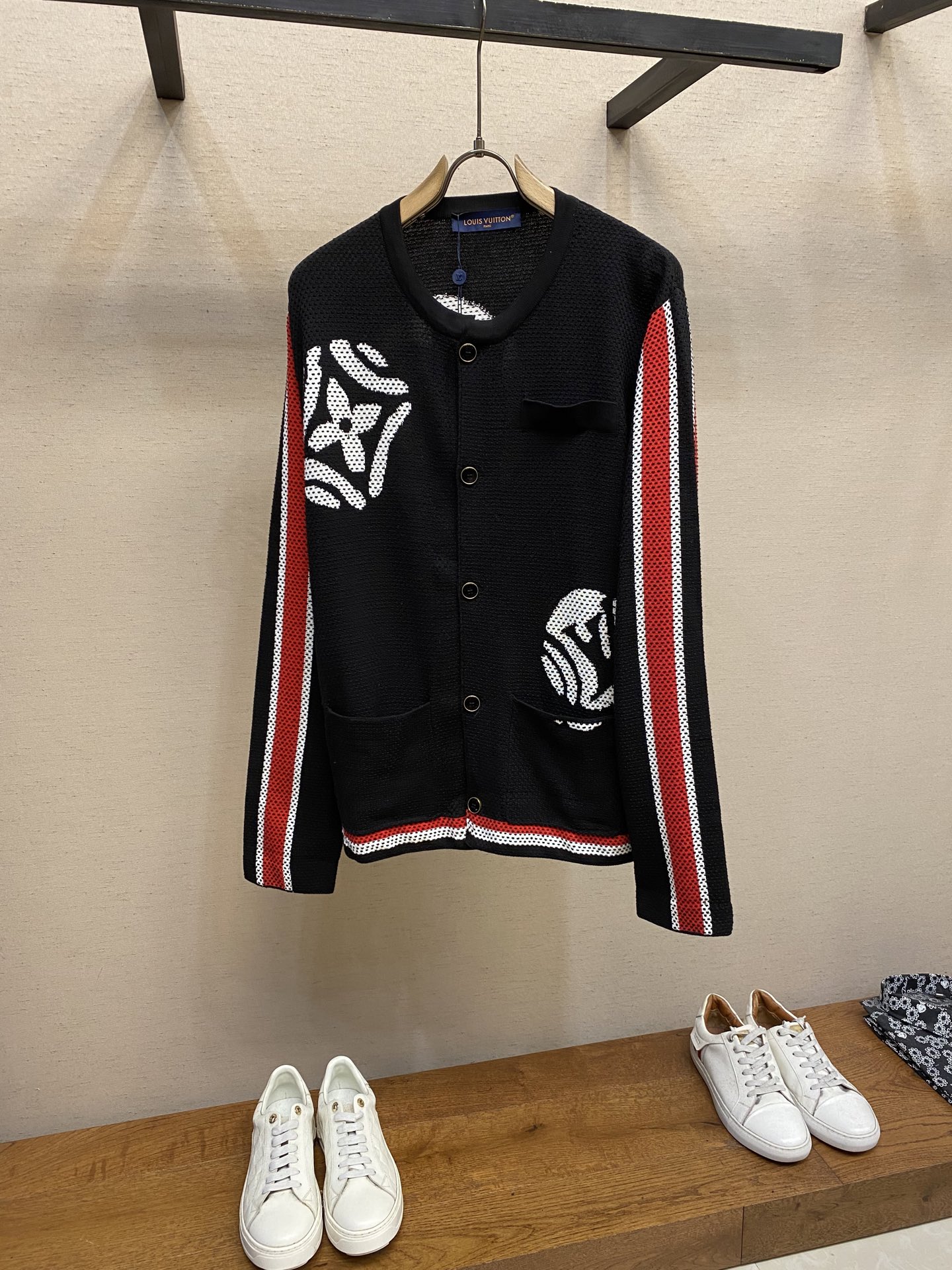 🌟🌟 1v x Nigo 波点图案圆领针织外套本款无领夹克亮相于 2025 秋冬秀场，以嵌花工艺勾勒品牌