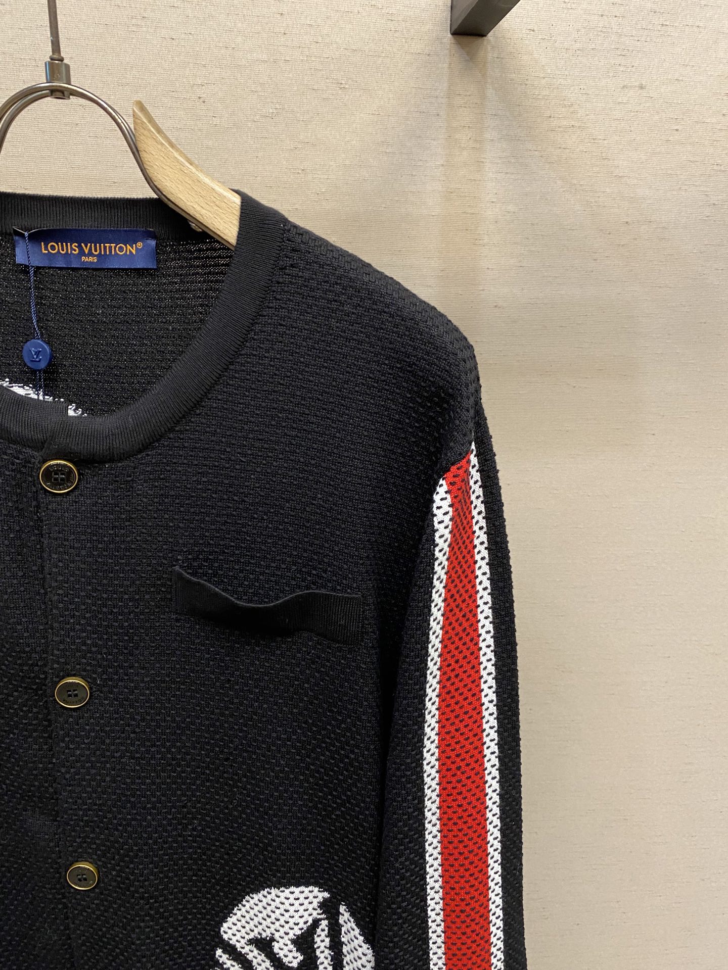 🌟🌟 1v x Nigo 波点图案圆领针织外套本款无领夹克亮相于 2025 秋冬秀场，以嵌花工艺勾勒品牌