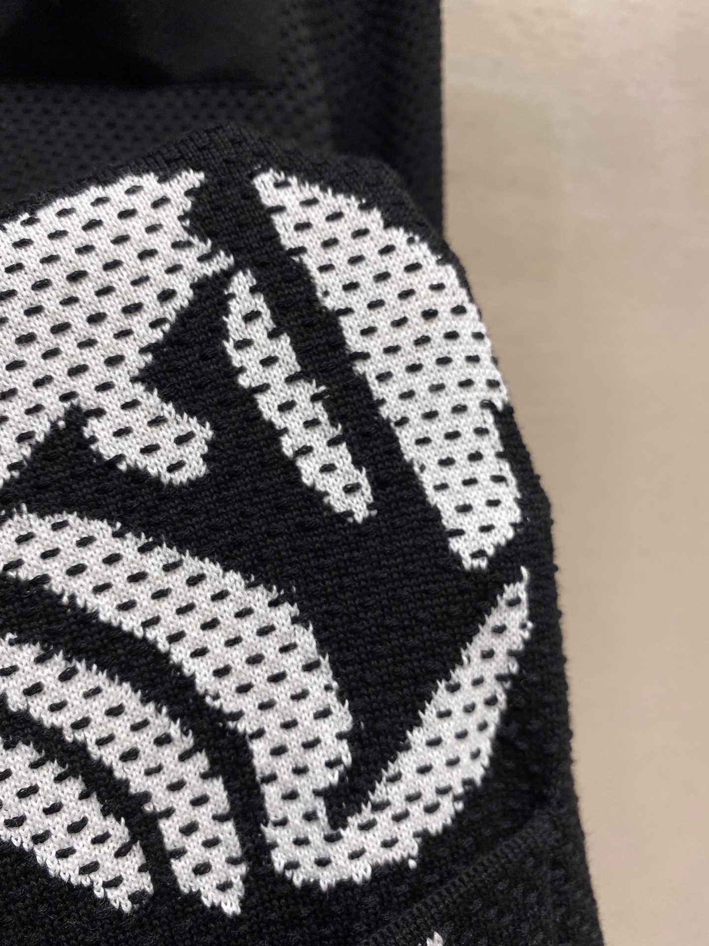 🌟🌟 1v x Nigo 波点图案圆领针织外套本款无领夹克亮相于 2025 秋冬秀场，以嵌花工艺勾勒品牌