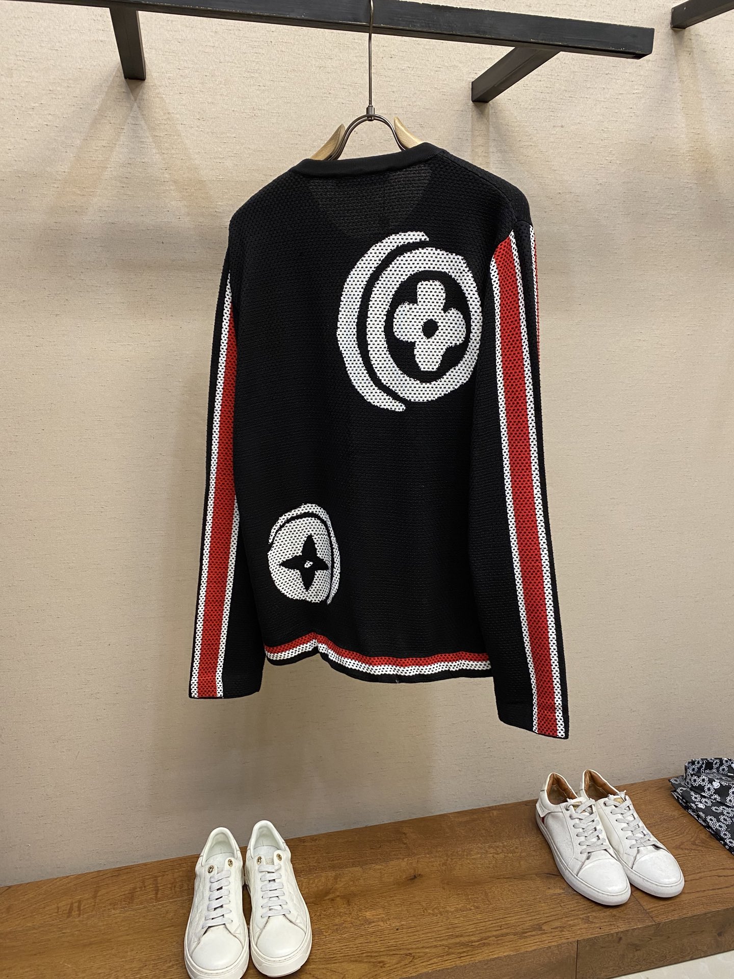 🌟🌟 1v x Nigo 波点图案圆领针织外套本款无领夹克亮相于 2025 秋冬秀场，以嵌花工艺勾勒品牌