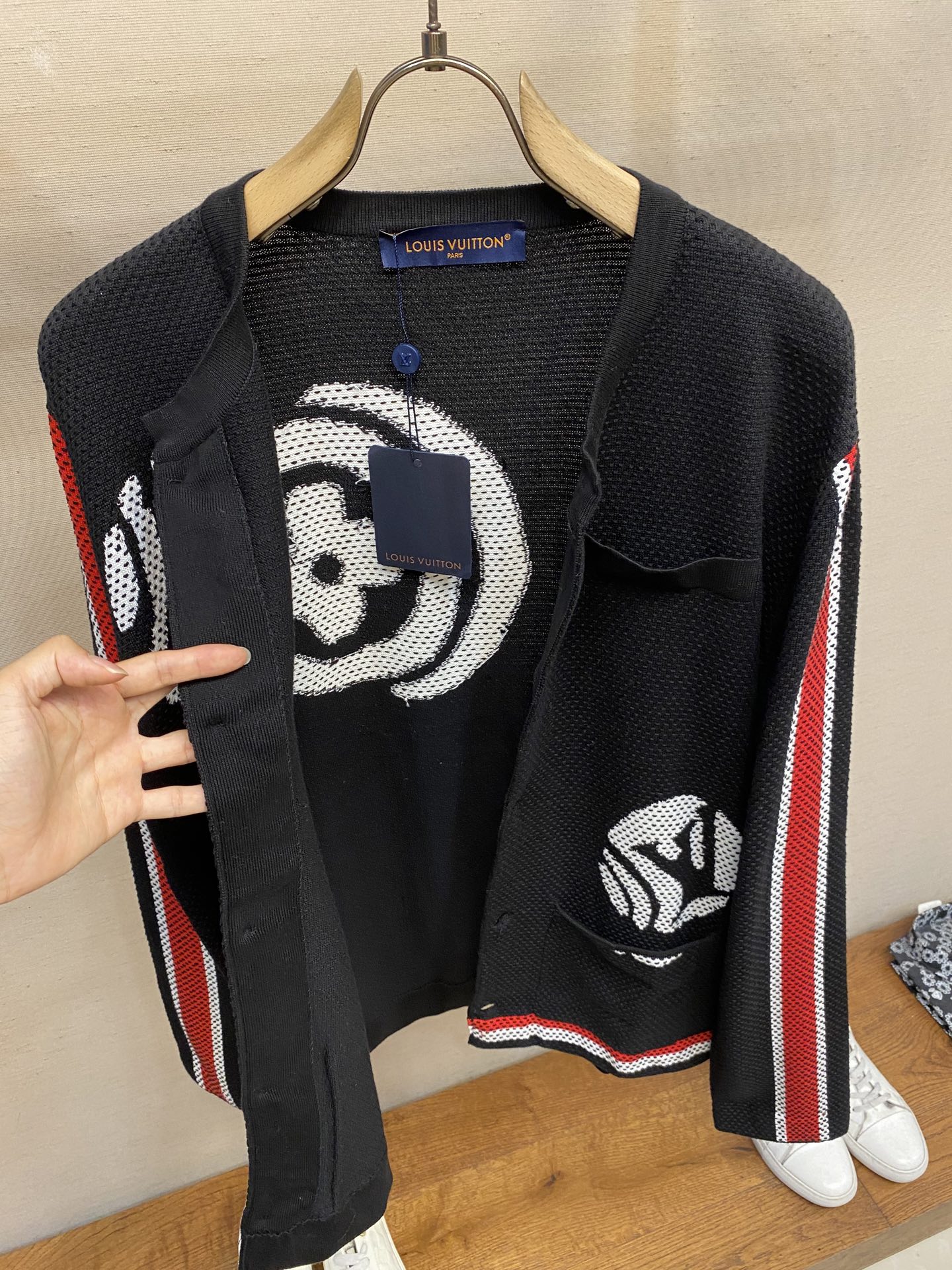 🌟🌟 1v x Nigo 波点图案圆领针织外套本款无领夹克亮相于 2025 秋冬秀场，以嵌花工艺勾勒品牌