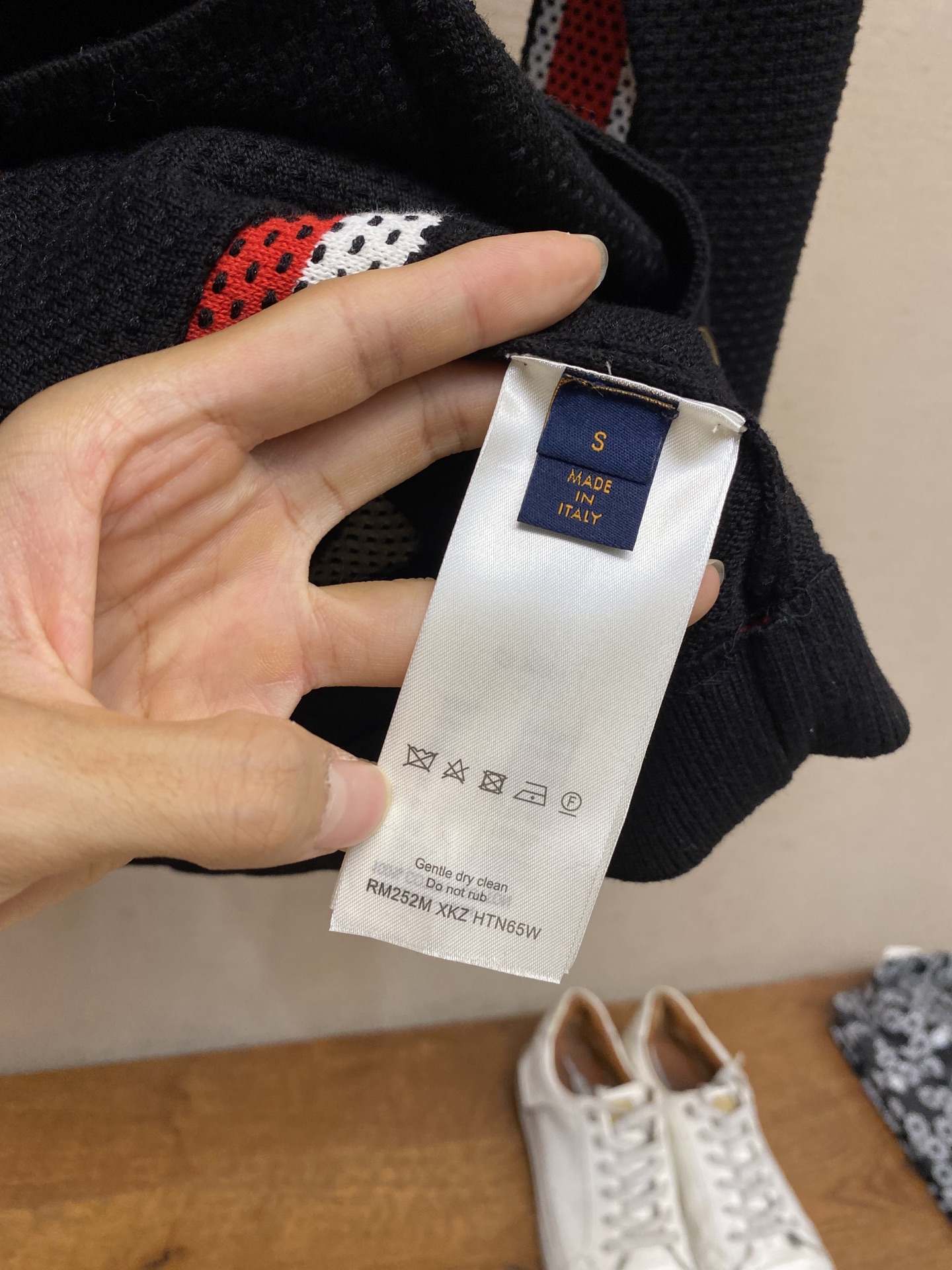 🌟🌟 1v x Nigo 波点图案圆领针织外套本款无领夹克亮相于 2025 秋冬秀场，以嵌花工艺勾勒品牌