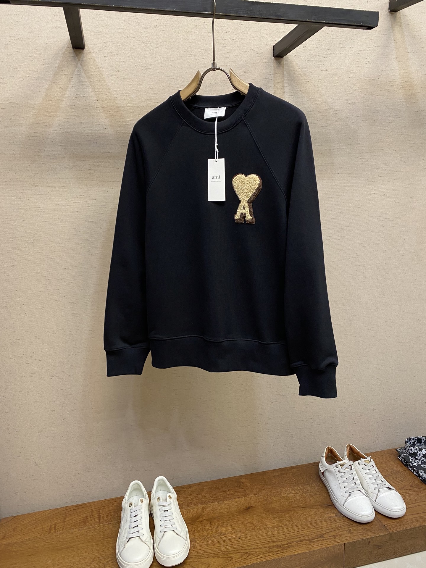 NO:541471,AMI/Amy 2025FW early autumn new product for men and women, black and gold series, three-dimensional towel embroidery, love plug-in, round neck pullover sweatshirt/back same color AMI embroidery, wash pure cotton products, please wrap the laundry bag on the back, cold water and machine wash quickly!  !  Do not soak/wash in warm water!  Size S-XL, amiri, hoodie, sweatshirts, alexander wang19860909AMI/艾米2025FW早秋新品男女同款黑金系列立体毛巾绣爱心插件圆领套头卫衣/后背同色AMI刺绣 洗涤方式纯棉制品请反面包裹洗衣袋冷水快速机洗！！不得浸泡/温热水洗涤！ 尺码S-XL,,amiri,hoodie,sweatshirts,alexander wang,Men's clothing