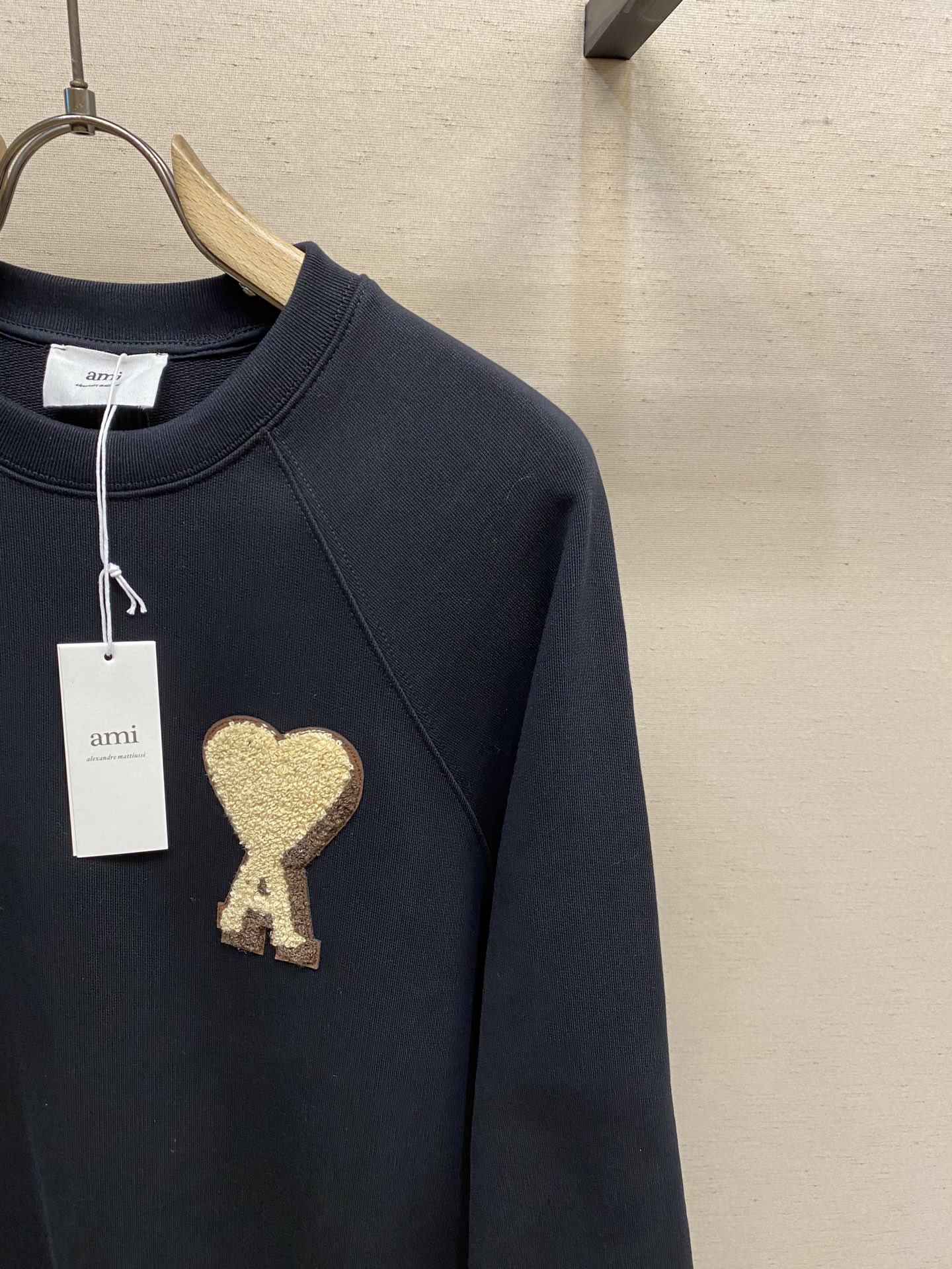 🌟🌟 AMI/艾米2025FW早秋新品男女同款黑金系列立体毛巾绣爱心插件圆领套头卫衣/后背同色AMI刺绣