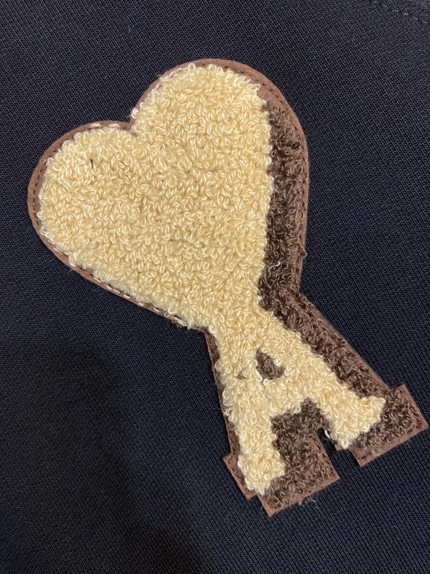 🌟🌟 AMI/艾米2025FW早秋新品男女同款黑金系列立体毛巾绣爱心插件圆领套头卫衣/后背同色AMI刺绣