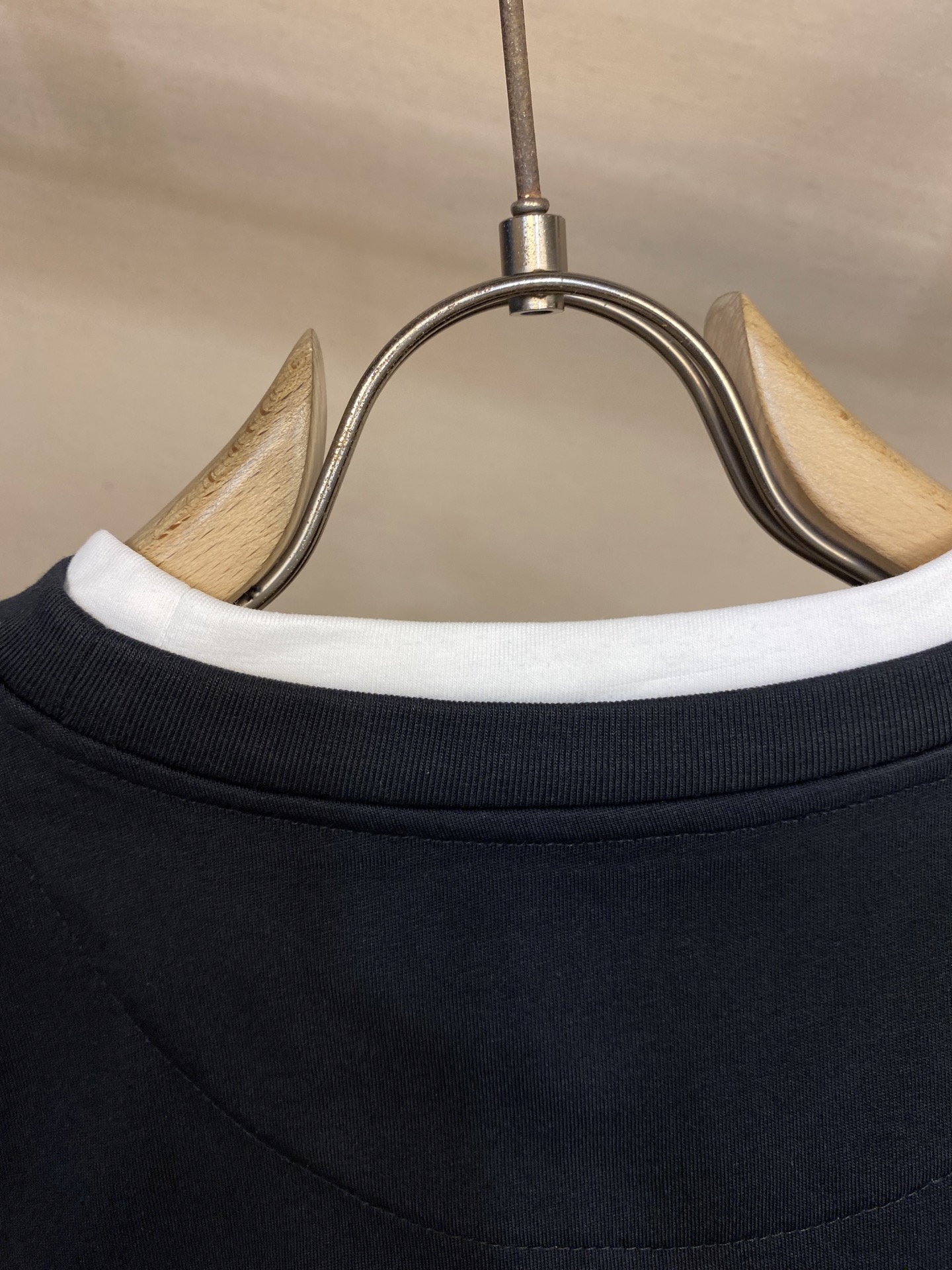 🌟🌟Prada、2025FW早秋系列三角形徽标棉质拼接撞色设计长袖T恤通过层次和对比增添现代感，为休闲造