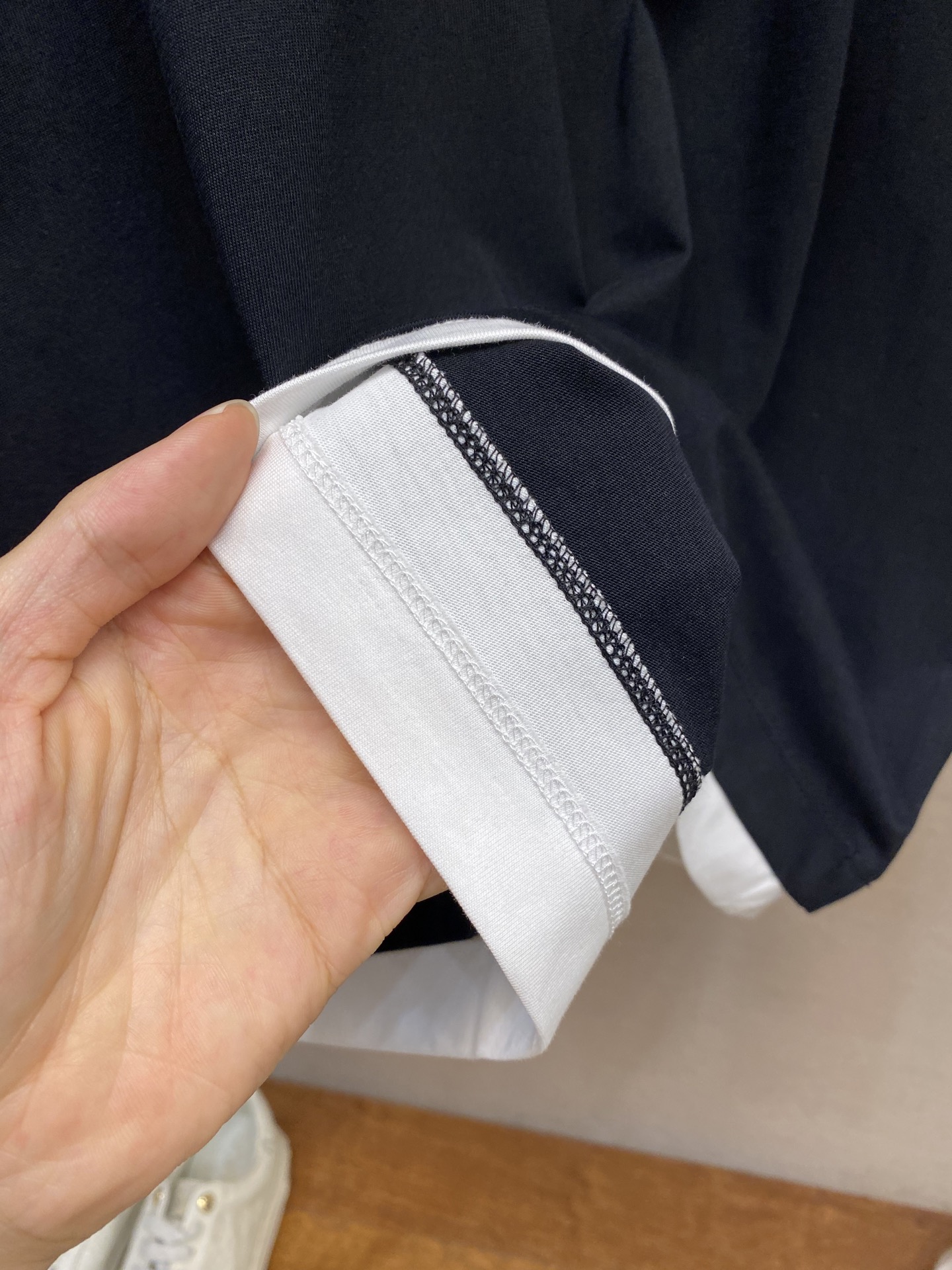 🌟🌟Prada、2025FW早秋系列三角形徽标棉质拼接撞色设计长袖T恤通过层次和对比增添现代感，为休闲造