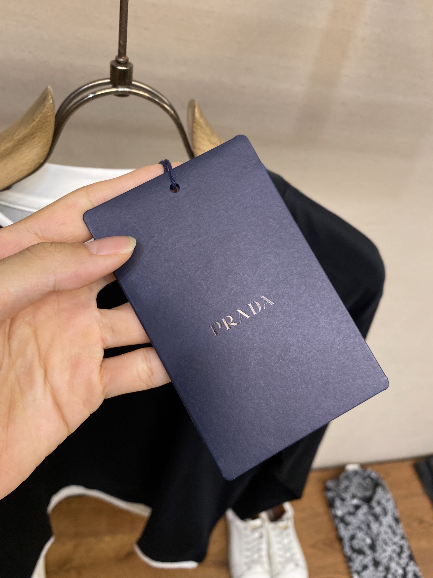 🌟🌟Prada、2025FW早秋系列三角形徽标棉质拼接撞色设计长袖T恤通过层次和对比增添现代感，为休闲造