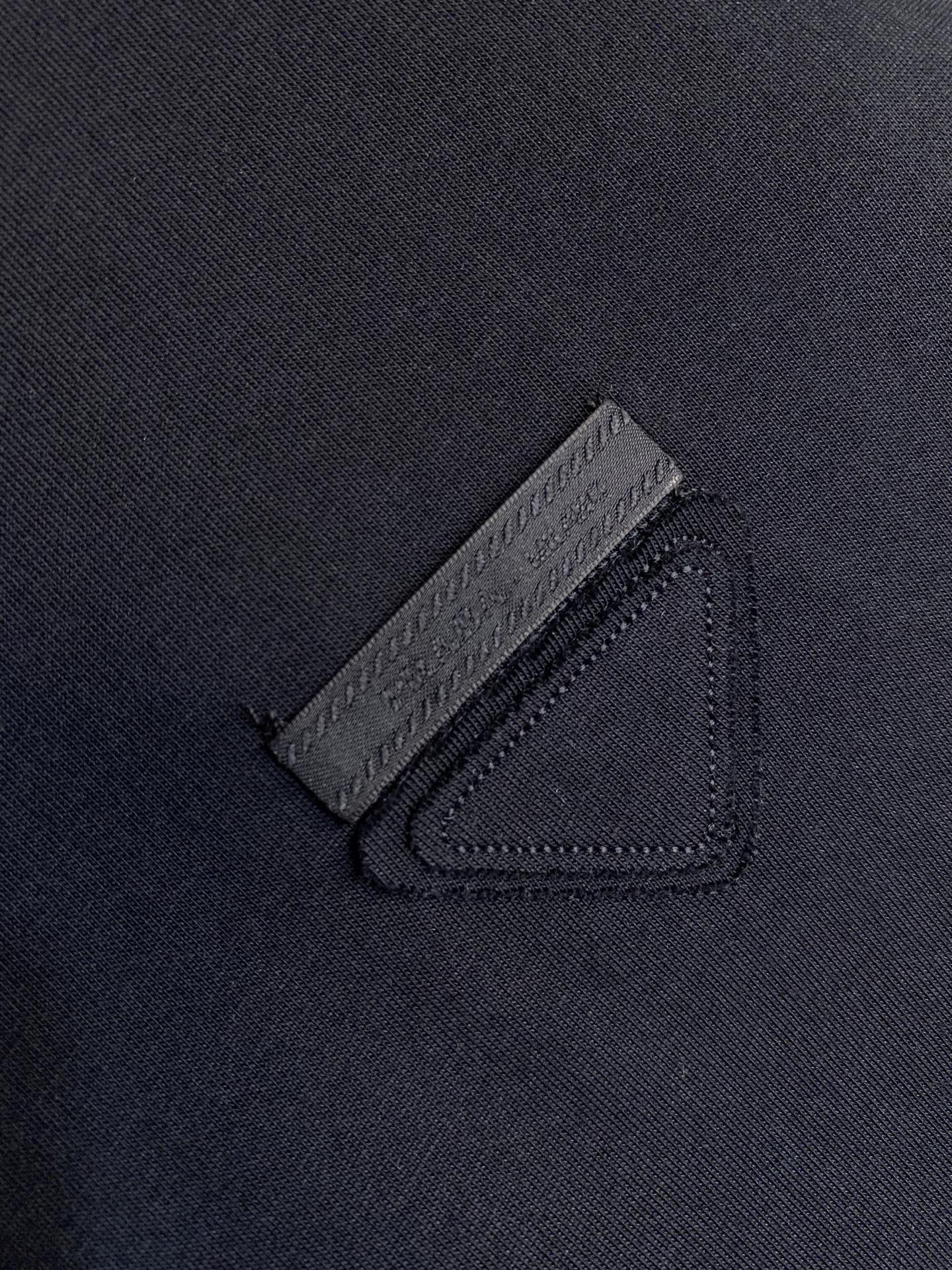 🌟🌟Prada、2025FW早秋系列三角形徽标棉质拼接撞色设计长袖T恤通过层次和对比增添现代感，为休闲造