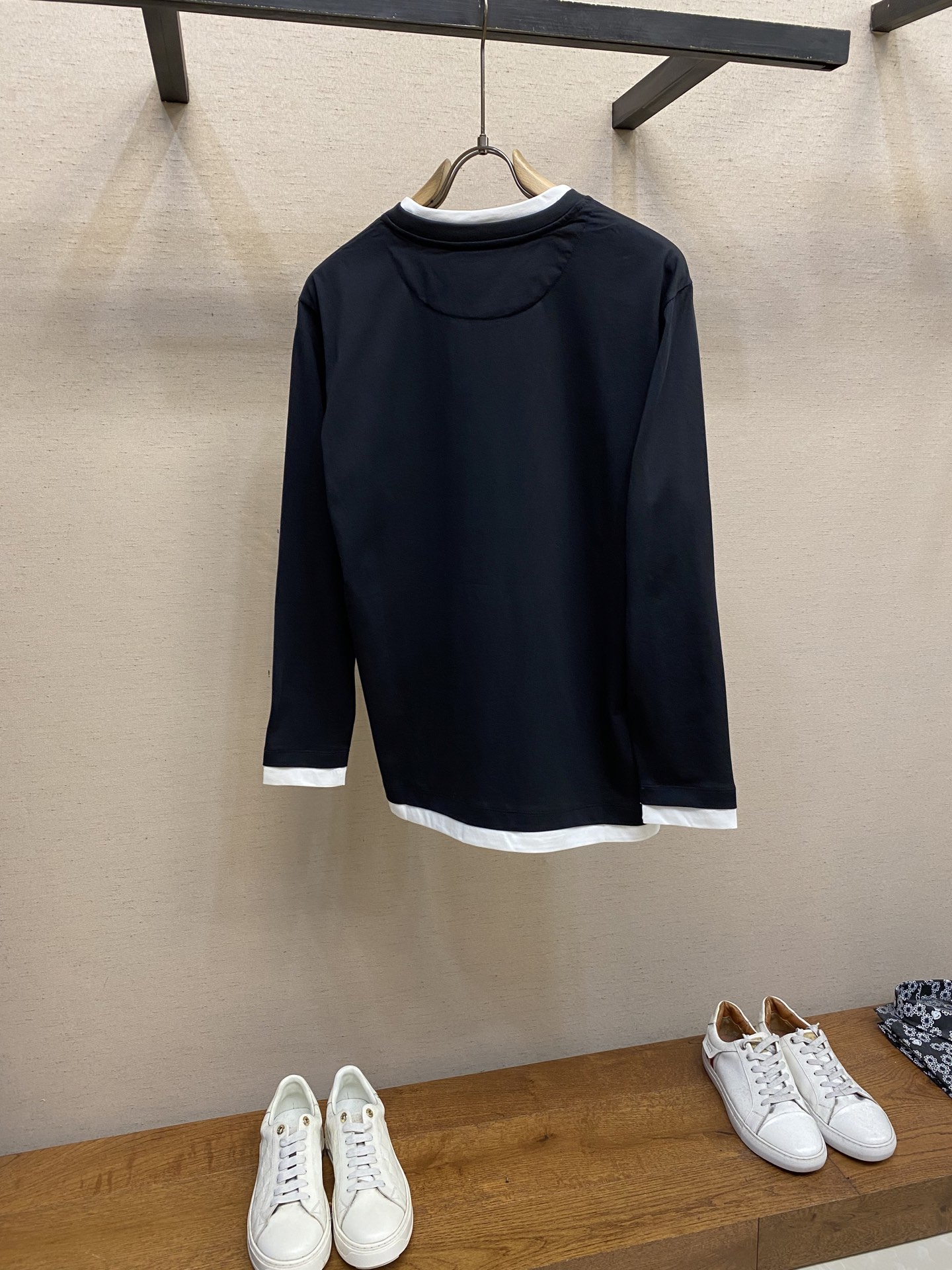 🌟🌟Prada、2025FW早秋系列三角形徽标棉质拼接撞色设计长袖T恤通过层次和对比增添现代感，为休闲造