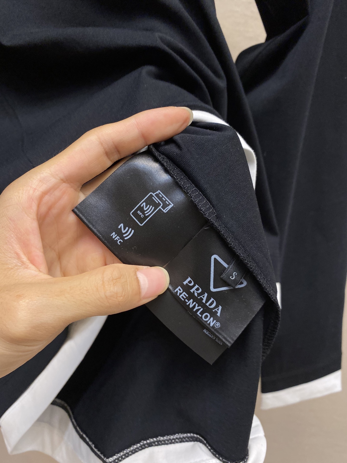 🌟🌟Prada、2025FW早秋系列三角形徽标棉质拼接撞色设计长袖T恤通过层次和对比增添现代感，为休闲造