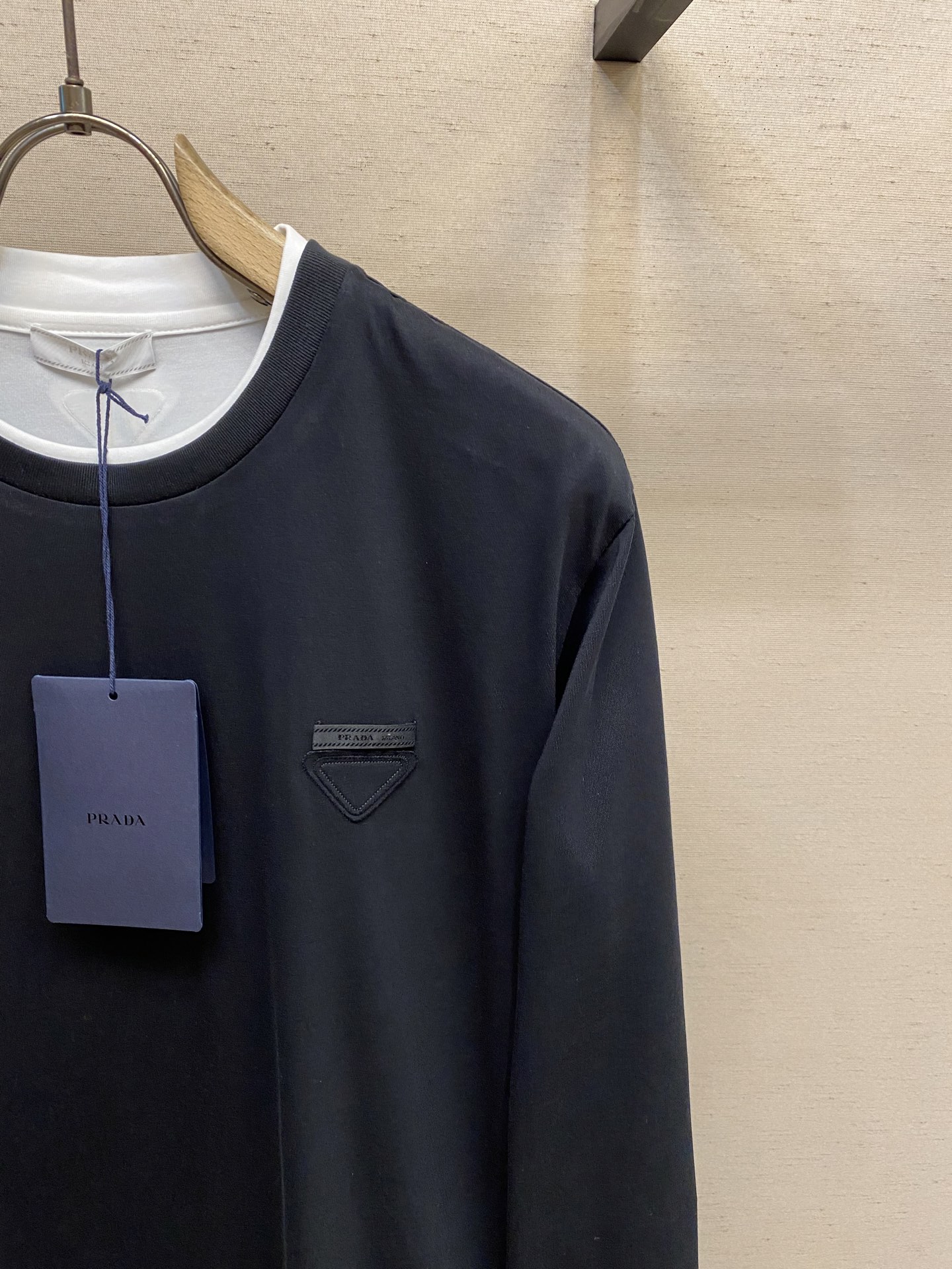 🌟🌟Prada、2025FW早秋系列三角形徽标棉质拼接撞色设计长袖T恤通过层次和对比增添现代感，为休闲造