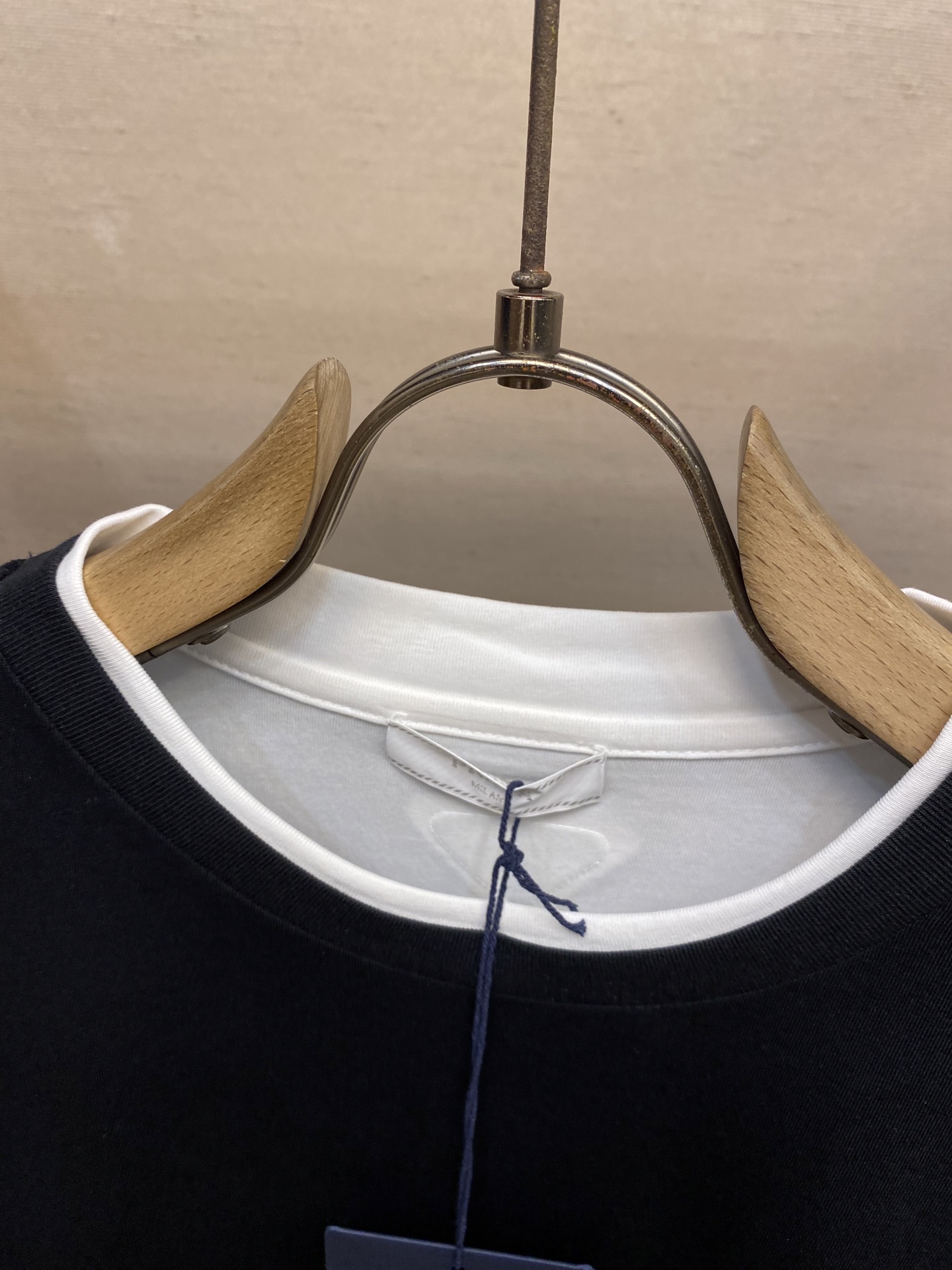 🌟🌟Prada、2025FW早秋系列三角形徽标棉质拼接撞色设计长袖T恤通过层次和对比增添现代感，为休闲造