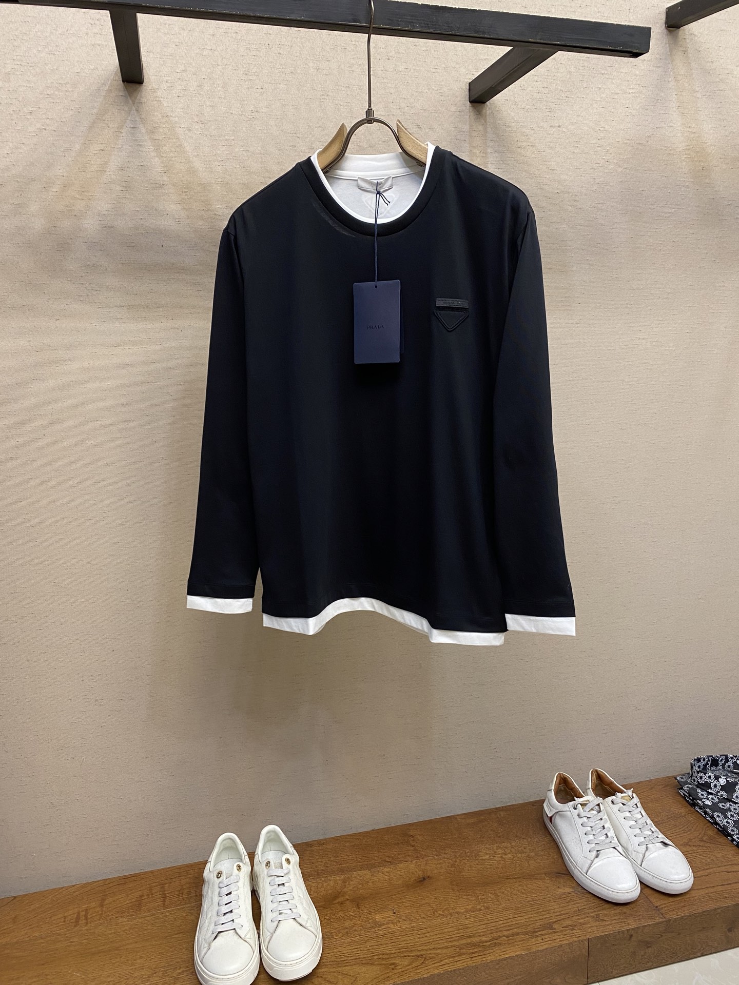 NO:541474,Prada, 2025FW Early Autumn Series Triangular Logo Cotton Spliced ​​Contrast Color Design Long Sleeve T-shirt adds a modern feel through layers and contrasts, injecting vitality into the casual look. Long straight bottom edge concept triangle logo classic turtle back design is recommended. It is recommended to dry cleaning or reverse wrap laundry bag cold water machine wash quickly!  Size S-XL, prada,tees, t-shirt,alexander wang19860909Prada、2025FW早秋系列三角形徽标棉质拼接撞色设计长袖T恤通过层次和对比增添现代感,为休闲造型注入活力.长平直底边概念三角形徽标经典龟背设计 建议干洗或反面包裹洗衣袋冷水快速机洗！ 尺码S-XL,,prada,tees，t-shirt,alexander wang,Men's clothing