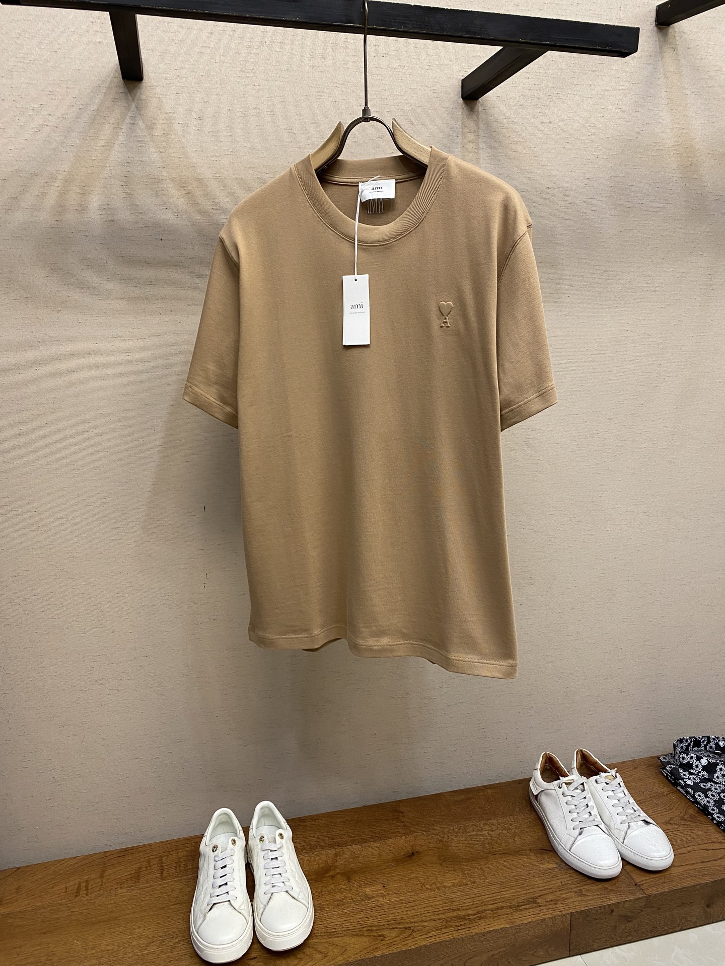 NO:541490,AMl...2025FW early autumn new product for men and women, heavyweight cotton three-dimensional love/back same color AMI embroidered loose version cotton half-sleeved T-shirt. Washing method. Pure cotton products, please wrap them on the back, cool water and quickly wash them!  !  Do not soak/wash in warm water!  Size S-XL S clothing length 73 bust 114 shoulder width 50 M clothing length 75 bust 118 shoulder width 51 L clothing length 77 bust 122 shoulder width 52 XL clothing length 79 bust 126 shoulder width 53,,tees,t-shirt,alexander wang19860909AMl……2025FW早秋新品男女同款重磅棉质立体爱心/后背同色AMI刺绣宽松版棉质半袖T恤 洗涤方式纯棉制品请反面包裹洗衣袋冷水快速机洗！！不得浸泡/温热水洗涤！ 尺码S-XL S衣长73胸围114肩宽 50 M衣长75胸围118肩宽 51 L衣长77胸围122肩宽 52 XL衣长79胸围126肩宽53,,tees，t-shirt,alexander wang,Men's clothing