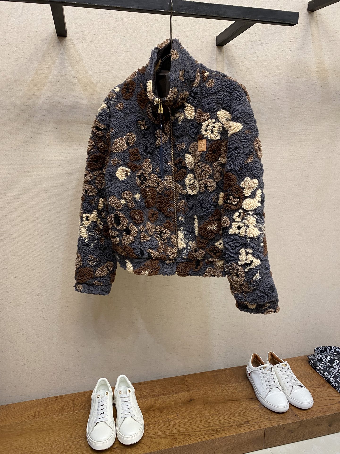 NO:541489,1V, suede double-sided waist jacket, same style for men and women. This waist jacket uses 3D suede to present the design element pattern, and incorporates Monogram elements in between. Flip it into a simple pilot jacket. PN patches commemorate creative cooperation, with VVN leather patches on both sides. This product is a turtleneck double-sided jacket that subverts traditional design. The core of the craft revolves around double-sidedness, material collision and symbolic decoration, realizing the practical aesthetic of wearing multiple clothes. The double-sided structure is the biggest highlight. The jacket adopts 3D suede technology on one side. Through precise shearing or engraving technology, three-dimensional Leo and Monogram patterns are presented on the soft base cloth, with a rich touch and a deep visual layer; the other side turns into a plain bomber jacket.  Use smooth functional fabrics to form the ultimate contrast between texture and style. The composite process of the double-layer fabric ensures clarity and warmth. The high-neck design strengthens the protection function, and the waist tailoring neatly modify the body. Detail craftsmanship PN joint patches indicate the cooperation theme, while VVN calf leather patches are embellished on both sides with precise die-cutting and edge sewing techniques, and the imprinted logo details are low-key and luxurious. The overall visual tension is enhanced by the contrast of material. Overall, this product uses innovative double-sided weaving, three-dimensional suede carving and precision leather details to deeply integrate practical functions with brand symbols, becoming a benchmark work that combines artistic and wearable flexibility. Size XS-L,, jackets & coats, jackets & coats, cowhide, alexander wang198609091V,绒面双面束腰夹克 男女同款 本款束腰夹克一面采用3D绒面呈现设计元素图案,其间融入Monogram 元素,翻转即可化身素净飞行员夹克.PN 贴饰纪念创意合作,两面均点缀VVN 皮革贴饰 本品是一款颠覆传统设计的高领双面外套,其工艺核心围绕双面性、材质碰撞与符号化装饰展开,实现一衣多穿的实用美学. 双面结构是最大亮点,外套一面采用3D绒面工艺,通过精准的剪绒或雕刻技术,在柔软底布上呈现立体的Leo与Monogram图案,触感丰盈且视觉层次深邃；另一面则化为素色飞行员夹克, 选用光滑功能性面料,形成质感与风格的极致对比.双层面料复合工艺确保挺括度与保暖性,高领设计强化防护功能,束腰剪裁则利落修饰身形. 细节工艺PN联名贴饰点明的合作主题,而VVN小牛皮贴饰以精准模切与边缘缝固工艺点缀于双面,压印标识细节低调奢华.通过材质对比光面皮革强化整体视觉张力. 整体而言,本品以创新双面织造、立体绒面雕花与精工皮革细节,将实用机能与品牌符号深度融合,成为兼具艺术性与穿戴灵活性的标杆之作 尺码XS-L,,jackets & coats,jackets & coats,cowhide,alexander wang,Men's clothing