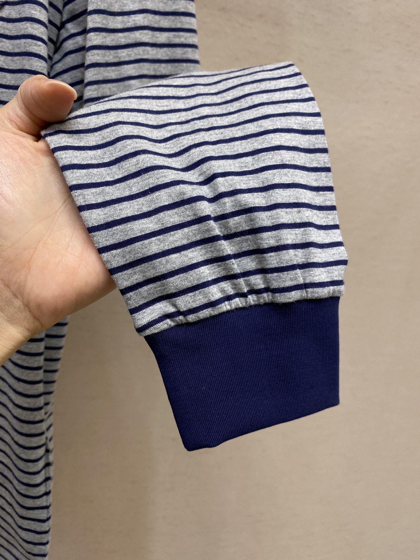 🌟🌟Miu Miu 灰蓝条纹圆领长袖⚠️原,950购买；提花条纹针织面料、修身版型、圆领短袖、徽标拼接、