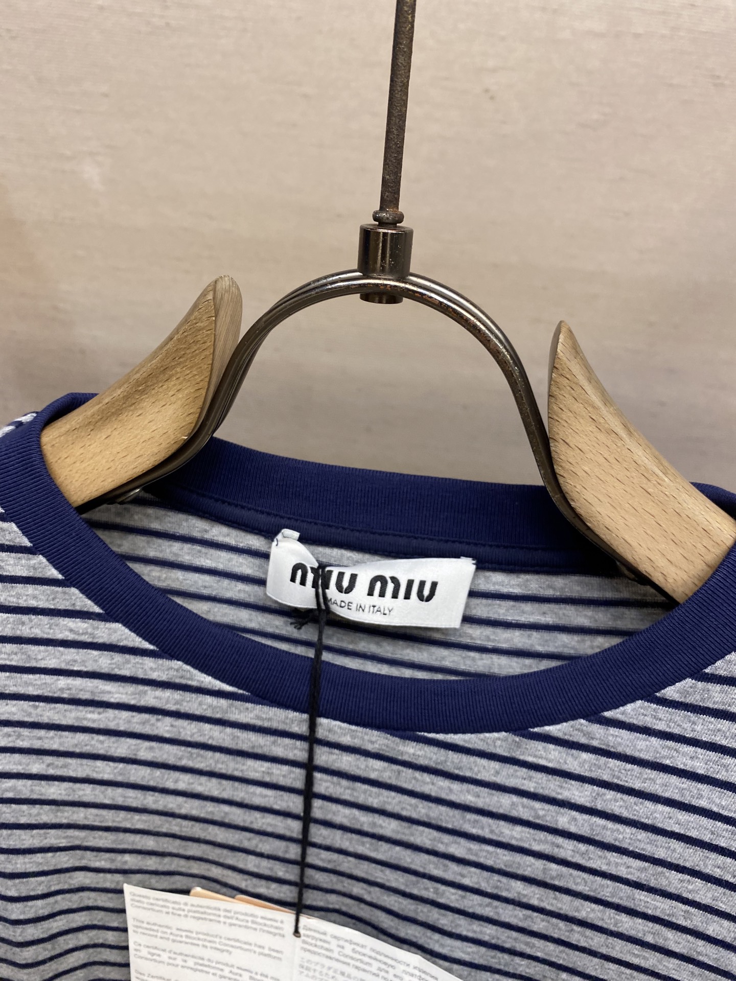 🌟🌟Miu Miu 灰蓝条纹圆领长袖⚠️原,950购买；提花条纹针织面料、修身版型、圆领短袖、徽标拼接、