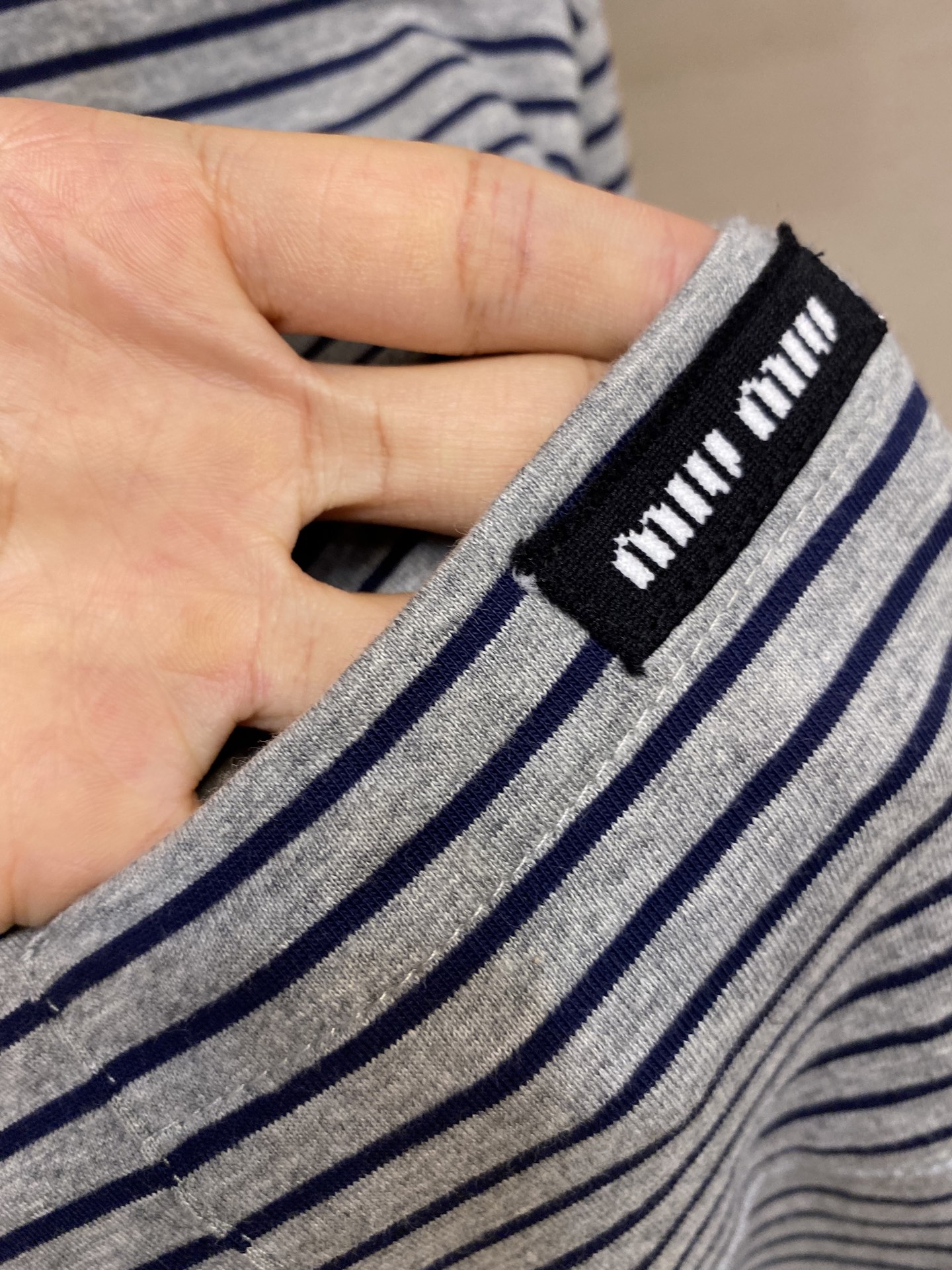 🌟🌟Miu Miu 灰蓝条纹圆领长袖⚠️原,950购买；提花条纹针织面料、修身版型、圆领短袖、徽标拼接、