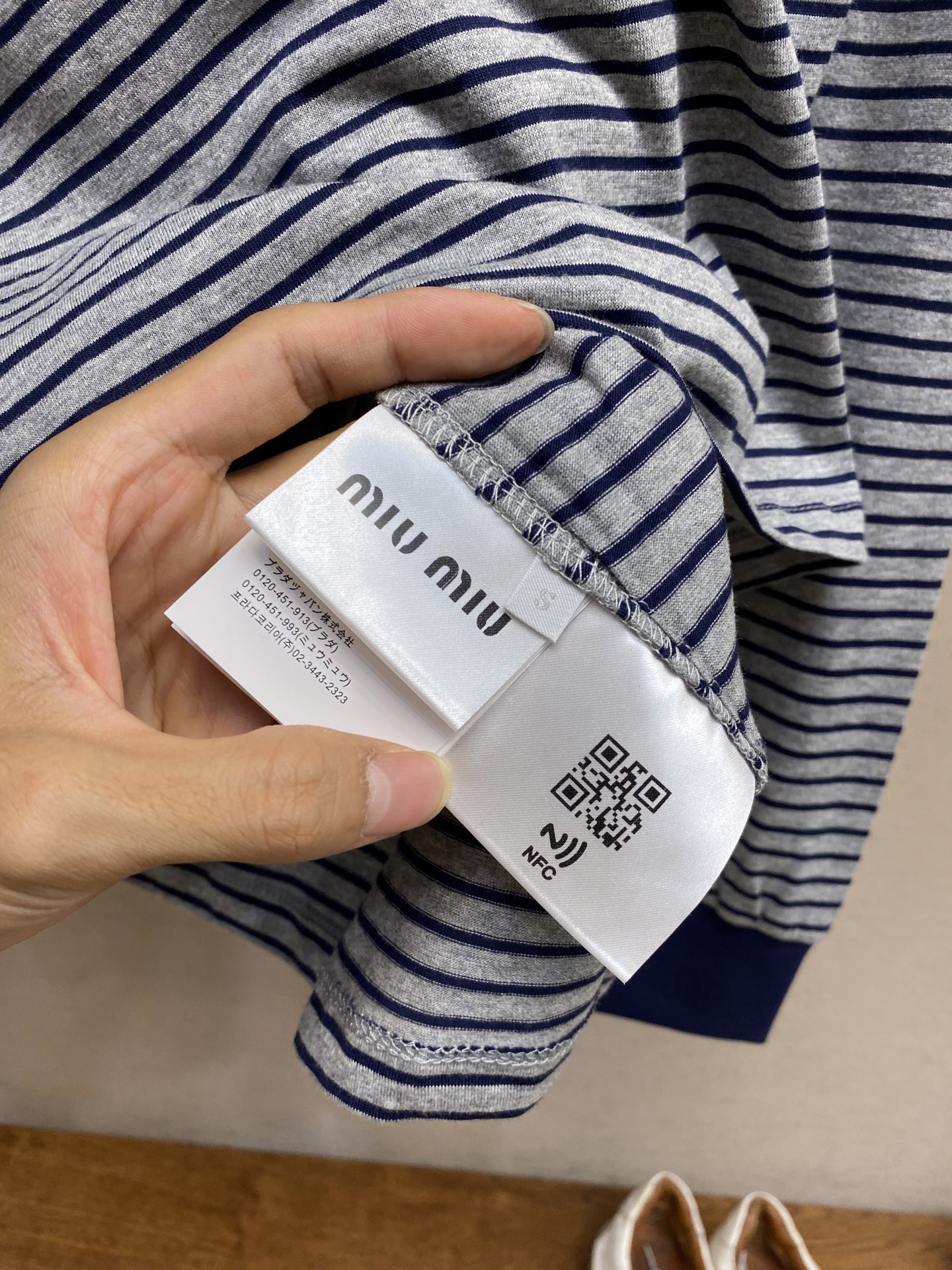 🌟🌟Miu Miu 灰蓝条纹圆领长袖⚠️原,950购买；提花条纹针织面料、修身版型、圆领短袖、徽标拼接、