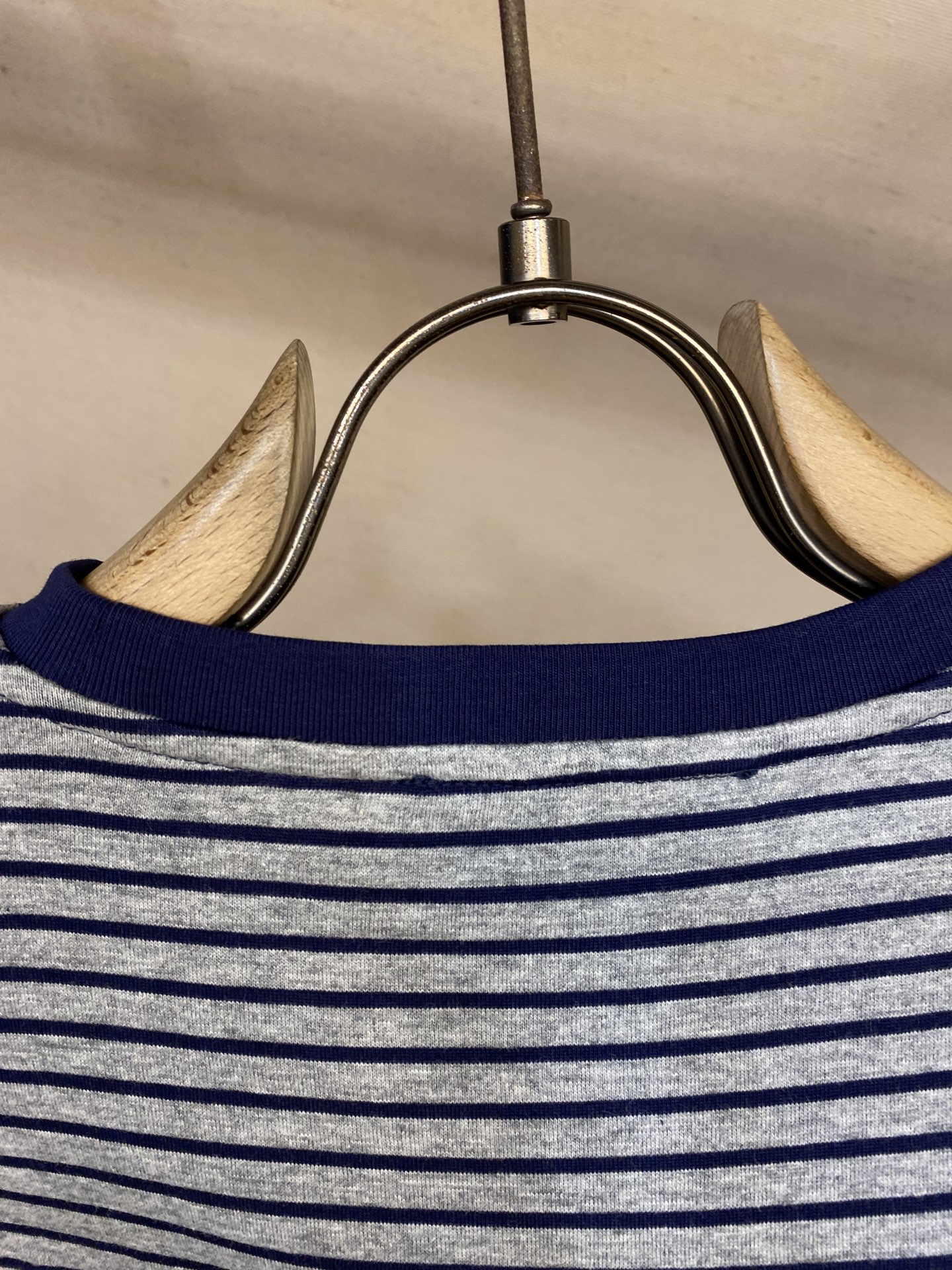 🌟🌟Miu Miu 灰蓝条纹圆领长袖⚠️原,950购买；提花条纹针织面料、修身版型、圆领短袖、徽标拼接、