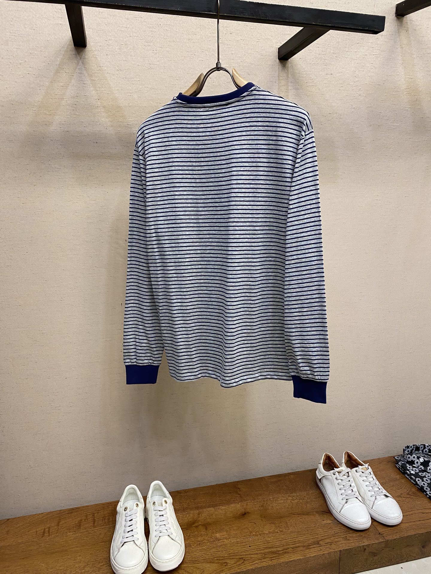 🌟🌟Miu Miu 灰蓝条纹圆领长袖⚠️原,950购买；提花条纹针织面料、修身版型、圆领短袖、徽标拼接、