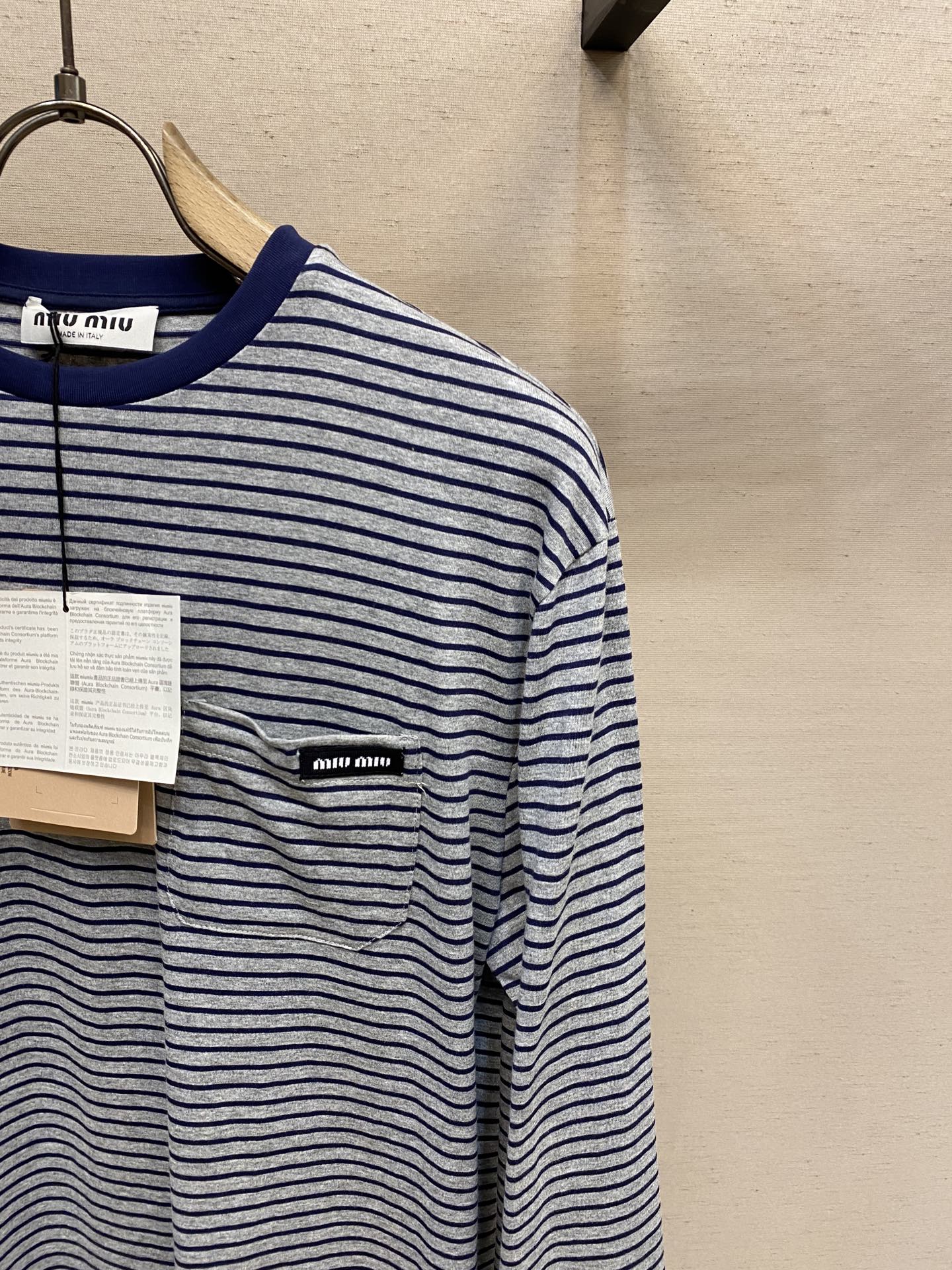 🌟🌟Miu Miu 灰蓝条纹圆领长袖⚠️原,950购买；提花条纹针织面料、修身版型、圆领短袖、徽标拼接、