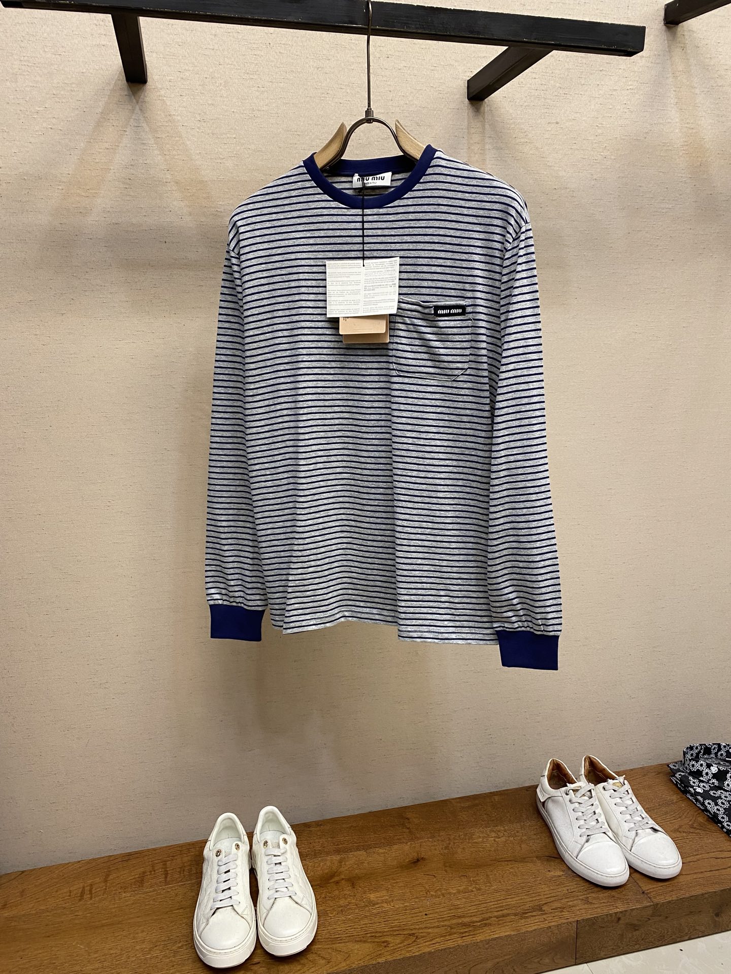 NO:541480,Miu Miu Gray-blue striped round neck long sleeves Original, 950 purchase; jacquard striped knitted fabric, slim fit, round neck short sleeves, logo splicing, double-head crochet bottom edge, full set of auxiliary materials equipped with # jacquard striped knitted fabric adopts 24S jacquard striped process special textile tight cotton, 185g; matched with 32S double yarn pull rack, 380g. The fabric uses 24 combed cotton yarn and has been processed through a tight spinning process, making the yarn fiber arrangement tight and the impurities and hair feathers significantly reduced. The fabric structure is denser and flat, not only delicate and smooth, but its wear-resistant and pilling resistance is also far superior to ordinary cotton fabrics; the weight of the fabric ensures that the fabric has good durability while maintaining the natural breathable and skin-friendly characteristics of cotton, which is very suitable for wearing in spring and summer and transition seasons, achieving the unity of comfort and quality. The stripe effect is achieved through jersey knitting technology with alternating color yarns, which is different from post-printing. The colors are firm and lasting, and the striped edges are clear and neat. The design that combines simple stripes with the jacquard texture of the underlying fabric increases the visual layering, avoids monotony, and reflects the exquisite design idea in simplicity. # Wool jacquard logo splicing The wool jacquard logo process is a high-end technology that directly weaves the brand logo into the fabric. The warp and weft yarns of the loom are controlled through computer programming, and different colors of yarns are interwoven to form an accurate and clear pattern on the surface of the sweater. The jacquard technology integrates the logo and logo fabric, with a flat touch without raised ridges, and the edges are clear and seamless, greatly improving the comfort and aesthetics of wearing. # Round neck straight long sleeves Stripe design often breaks the routine, with round neck long sleeves slightly loose box cut, the hem length is above the waistline. The ribbed material used in the hem of the neckline, cuffs, etc. The structure is thinner than the main fabric yarn, the texture is more delicate and the feel is smoother. This combination ensures that the ribbed parts are not easy to loosen and deform after wearing for a long time, and can maintain the silhouette of the clothing for a long time. It is a key detail for high-end knitwear to ensure the durability of the style. Size XS-L,,miumiu,sweaters,T-shirt,alexander wang19860909Miu Miu 灰蓝条纹圆领长袖 原,950购买；提花条纹针织面料、修身版型、圆领短袖、徽标拼接、双头钩针底边、全套辅料配备 # 提花条纹针织面料 采用24S提花条纹工艺特种纺织紧密棉 ,185g；搭配32S双纱拉架,380g.面料选用24支精梳棉纱,并经过紧密纺工艺处理,使得纱线纤维排列紧密、杂质和毛羽显著减少.面料结构更为密实平整,不仅手感细腻光滑,其耐磨抗起球性能也远超普通棉织物；面料克重确保了面料在具备良好耐用性的同时,保持了棉的天然透气与亲肤特性,非常适合春夏及过渡季节穿着,实现了舒适性与品质感的统一. 条纹效果则是通过色纱交替编织的平纹针织技术实现,这与后期印花不同,色彩牢固持久,条纹边缘清晰利落.将简约条纹与可能存在的底层面料提花纹理相结合的设计,增加了视觉的层次感,避免了单调,体现了于简约处见精致的设计思路. # 毛织提花徽标拼接 毛织提花徽标工艺是一种将品牌标识直接织入面料的高端技术.通过电脑编程控制织机经纬纱线,利用不同颜色的纱线交织,在毛衣表面形成精准清晰的图案.提花工艺使徽标与徽标面料浑然一体,触感平整无凸起,边缘清晰无缝合线,极大提升了穿着舒适度与美观度. # 圆领直身长袖版型 条纹设计常打破常规,圆领长袖略宽松的箱型剪裁,下摆长度在腰线以上.领口、袖口等下摆部位使用的罗纹材质；结构比主面料纱线更细,纹理更细腻、手感更柔滑.这种组合确保了罗纹部位久穿不易松弛变形,能长久保持服装的廓形挺括,是高端针织品保证版型持久性的关键细节. 尺码XS-L,,miumiu,sweaters,T-shirt,alexander wang,Men's clothing