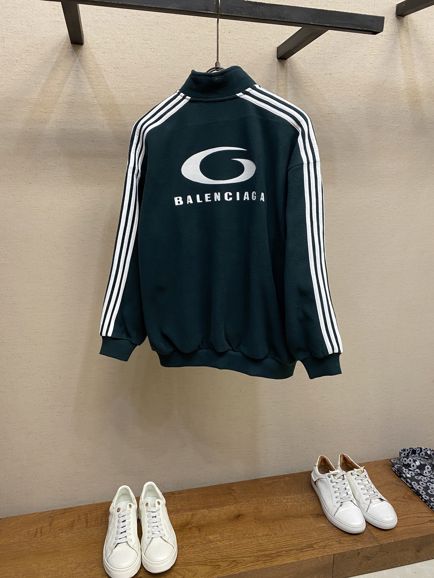 🌟🌟Balenciaga、袖条刺绣立领拉链外套⚠️原,000购买；摇粒绒面料材质、正面和背面饰以艺术作品