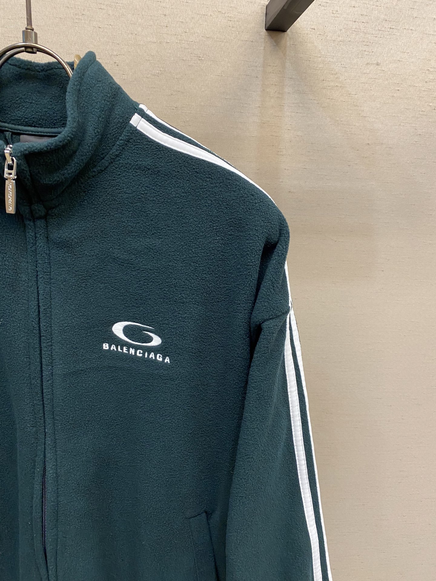 🌟🌟Balenciaga、袖条刺绣立领拉链外套⚠️原,000购买；摇粒绒面料材质、正面和背面饰以艺术作品