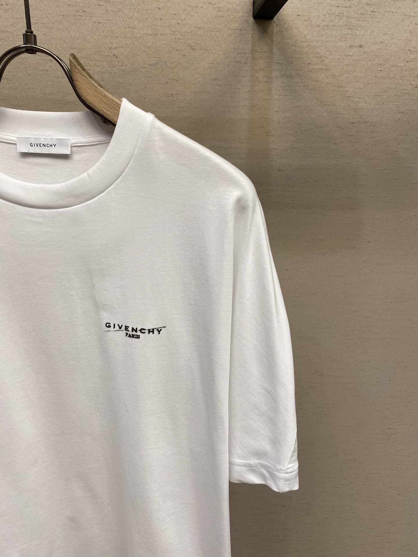 🌟🌟Givenchy，字母印花短袖T恤，男女同款同步官网发售！从高定走向高街的GV，俘获大量年轻人的心，