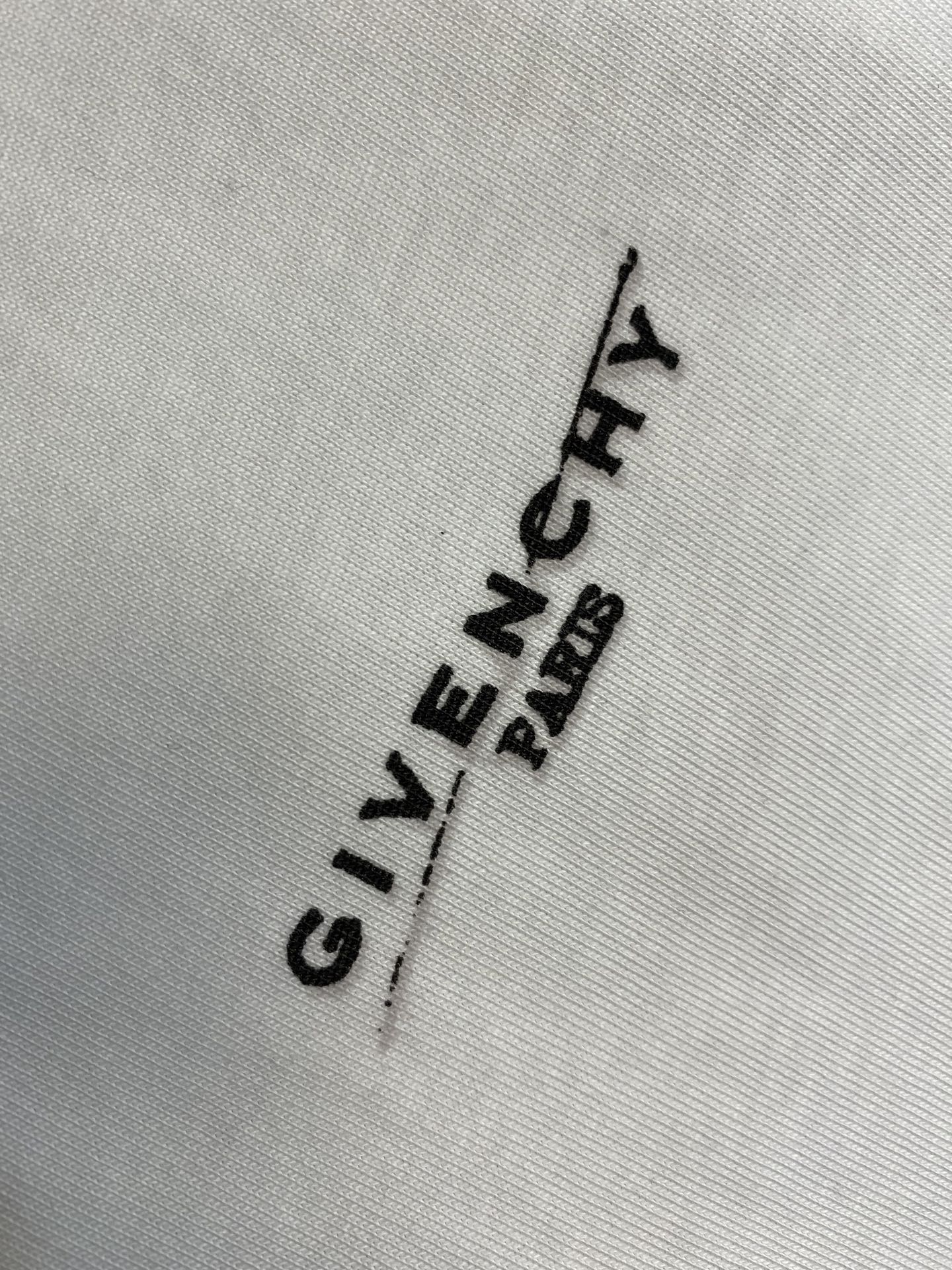 🌟🌟Givenchy，字母印花短袖T恤，男女同款同步官网发售！从高定走向高街的GV，俘获大量年轻人的心，