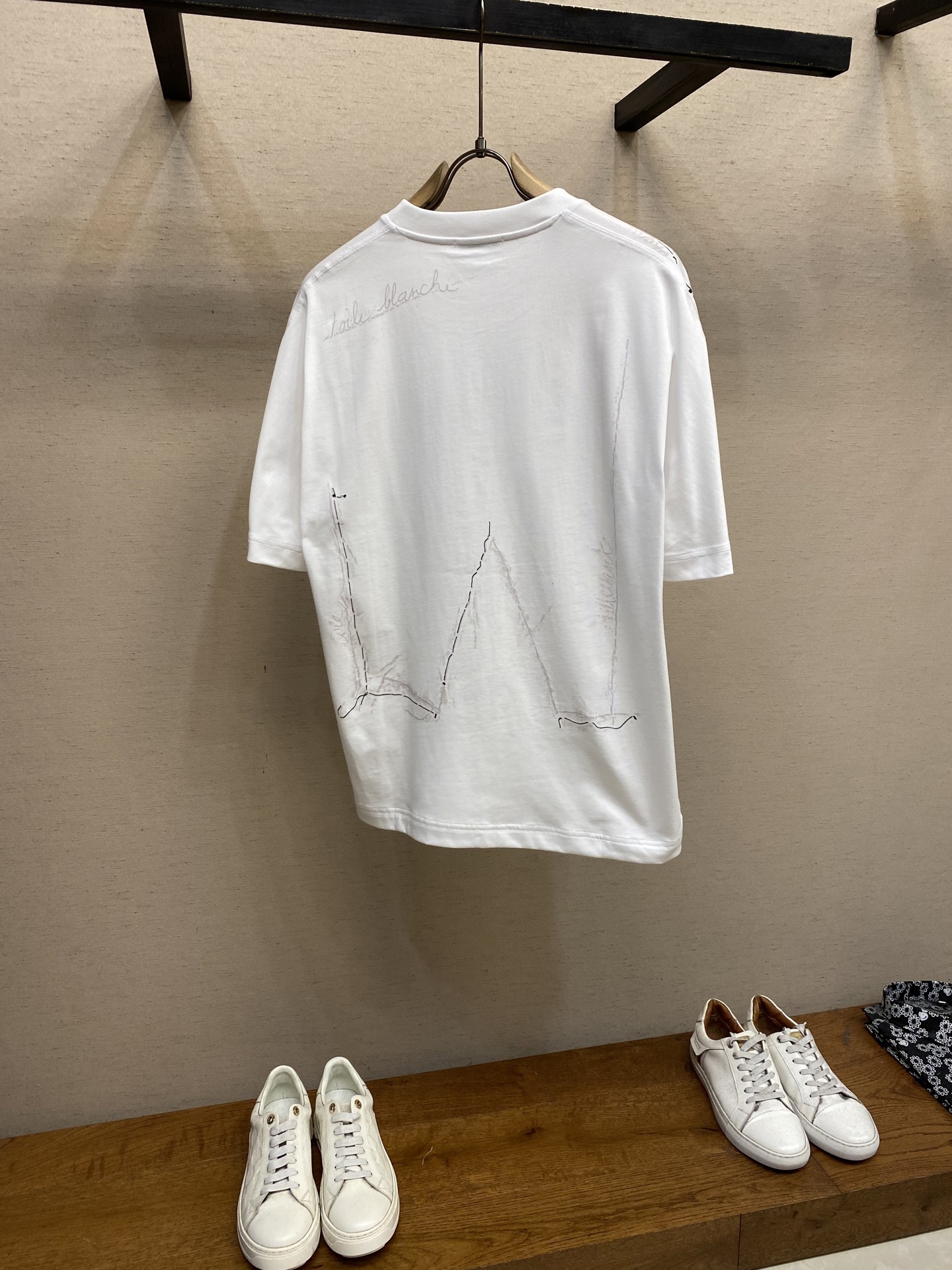 🌟🌟Givenchy，字母印花短袖T恤，男女同款同步官网发售！从高定走向高街的GV，俘获大量年轻人的心，