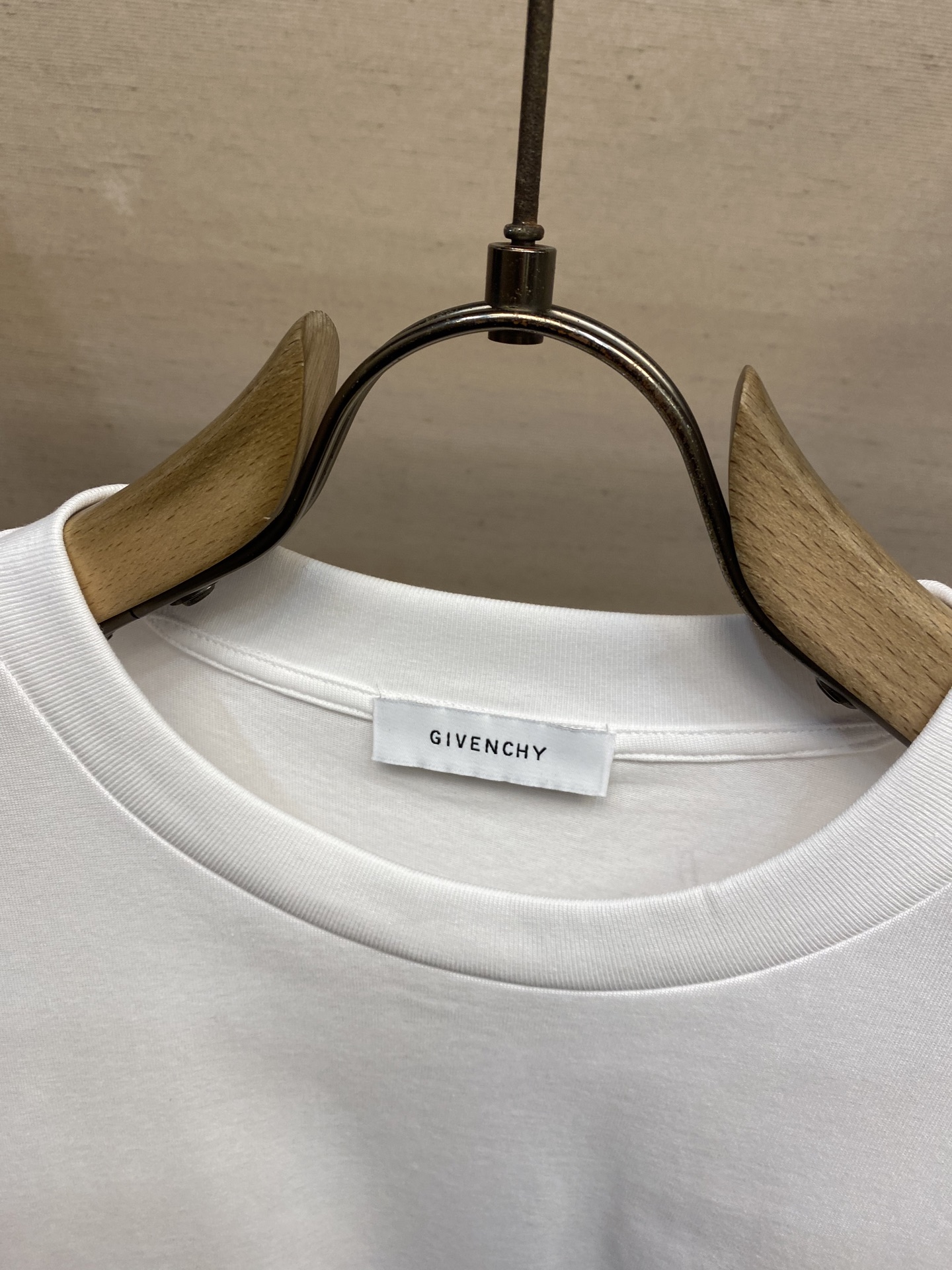 🌟🌟Givenchy，字母印花短袖T恤，男女同款同步官网发售！从高定走向高街的GV，俘获大量年轻人的心，