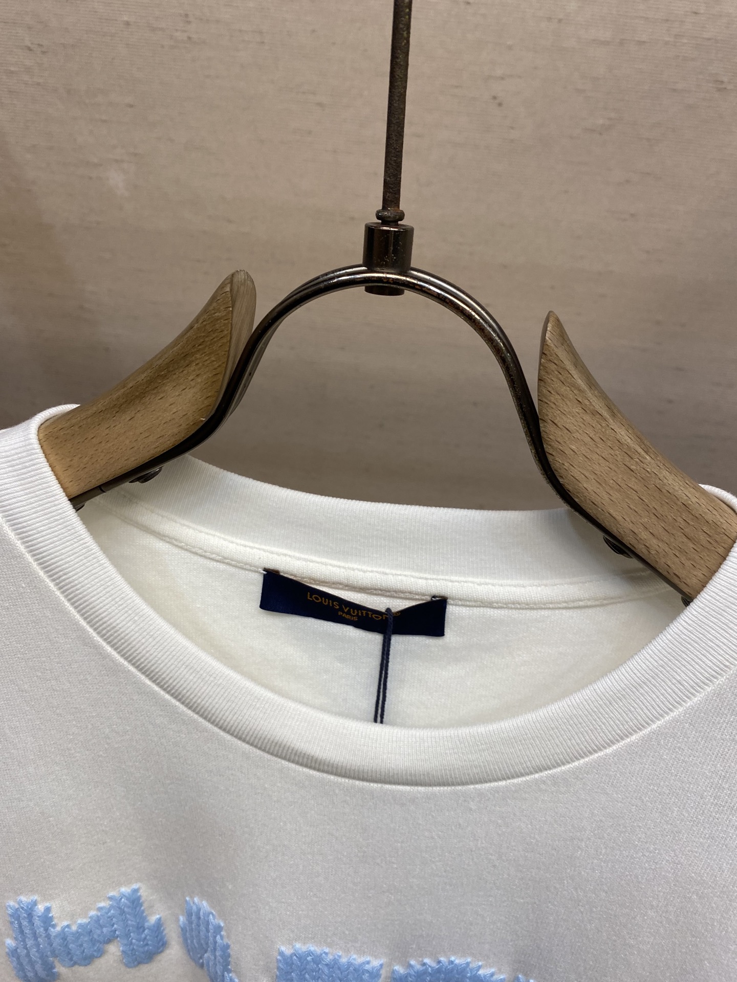 🌟🌟1V，毛线刺绣圆领短袖⚠️原,350购买；特纺紧密棉质面料、毛线刺绣工艺标识、标准版型、罗纹衣领、全