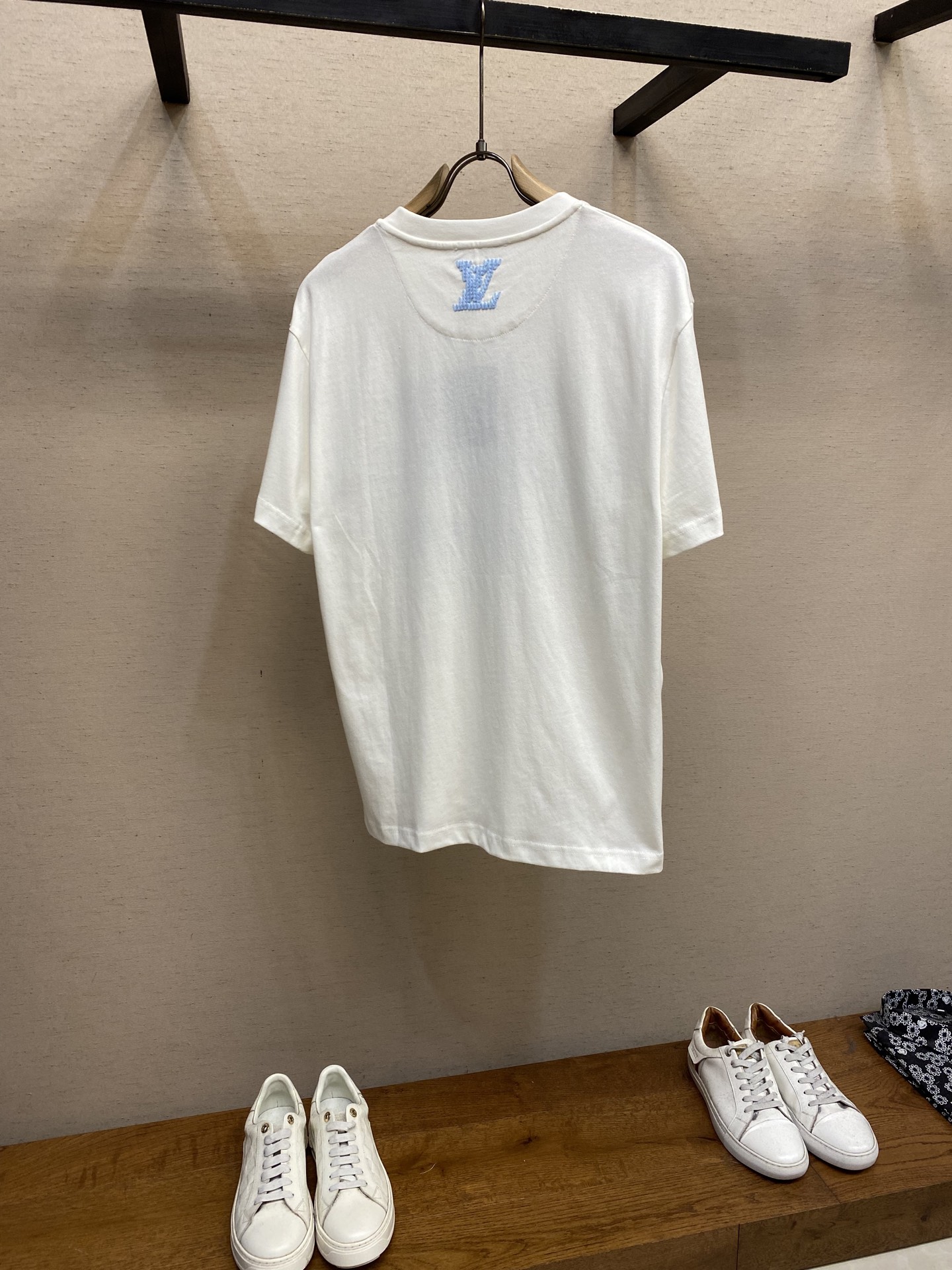 🌟🌟1V，毛线刺绣圆领短袖⚠️原,350购买；特纺紧密棉质面料、毛线刺绣工艺标识、标准版型、罗纹衣领、全