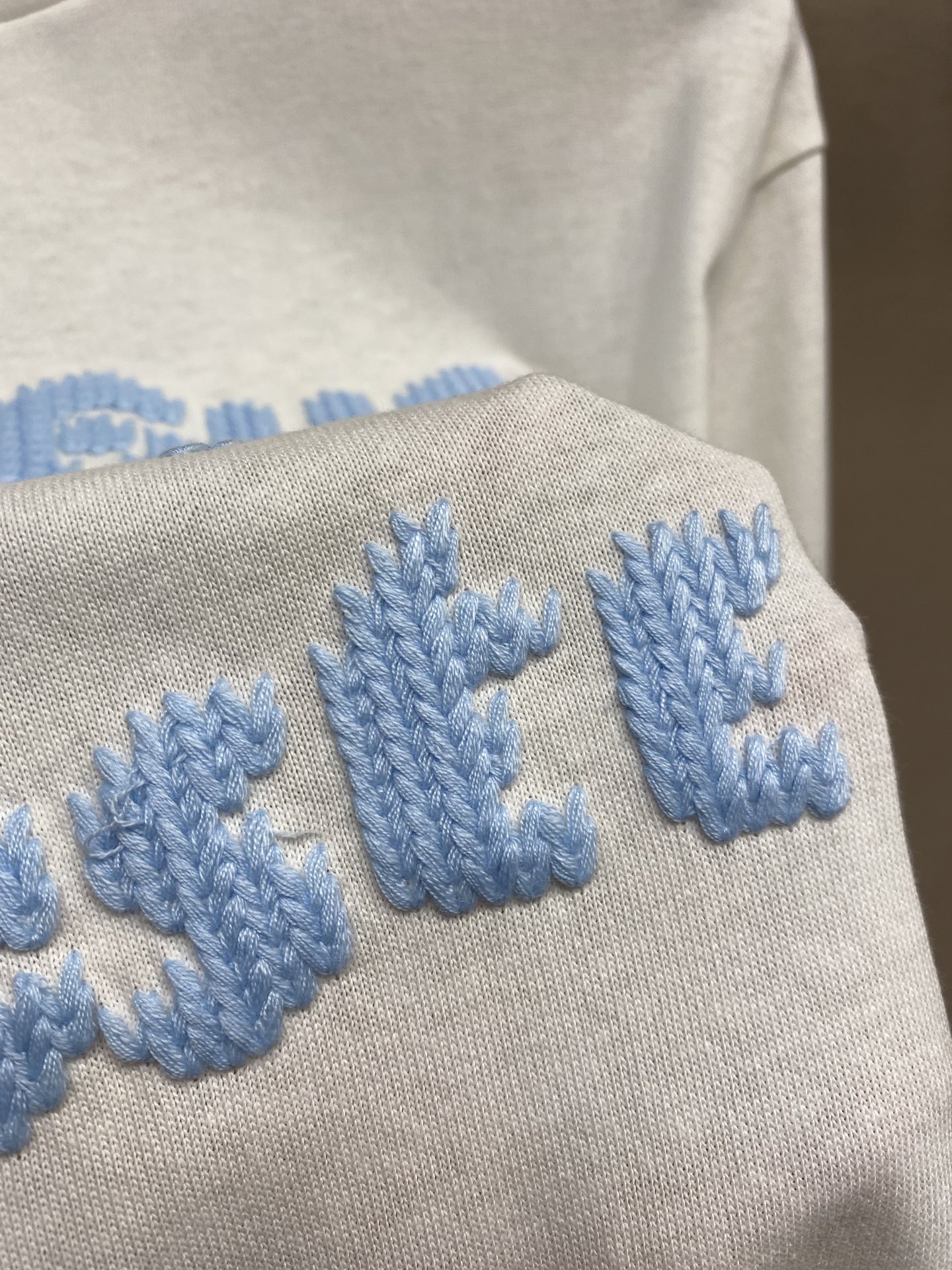 🌟🌟1V，毛线刺绣圆领短袖⚠️原,350购买；特纺紧密棉质面料、毛线刺绣工艺标识、标准版型、罗纹衣领、全