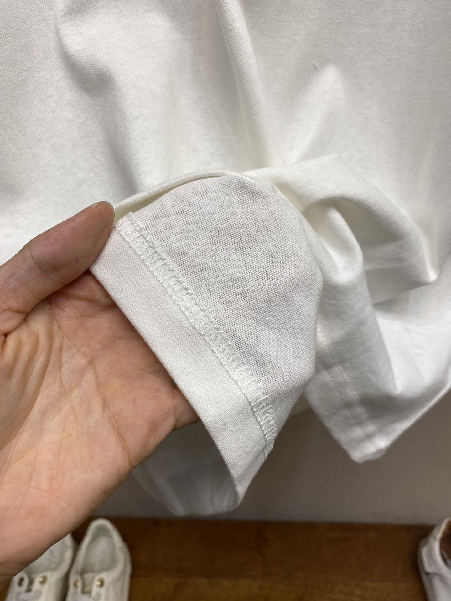 🌟🌟1V，毛线刺绣圆领短袖⚠️原,350购买；特纺紧密棉质面料、毛线刺绣工艺标识、标准版型、罗纹衣领、全